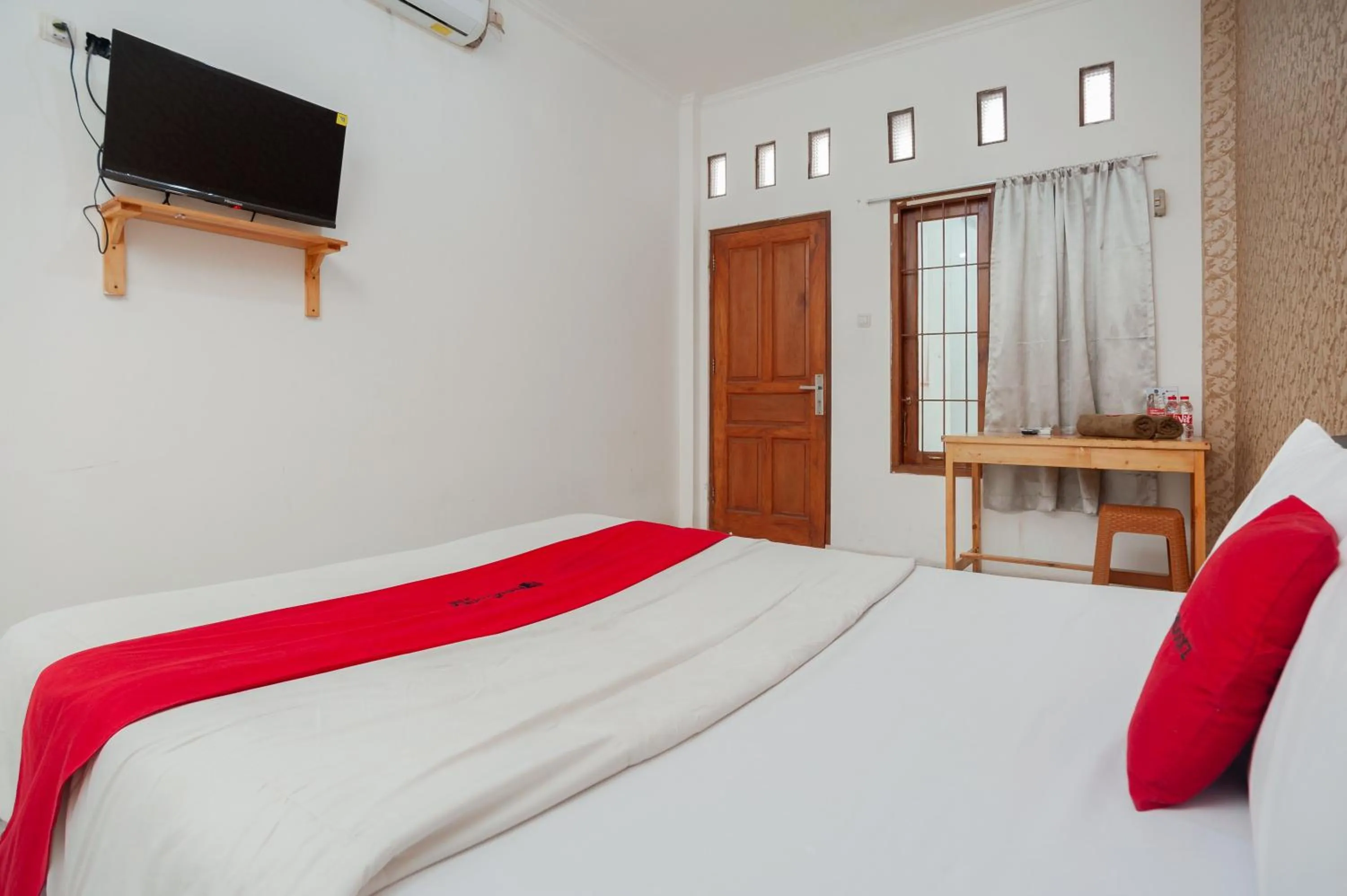 Bed in RedDoorz Syariah near Jatisampurna Hospital