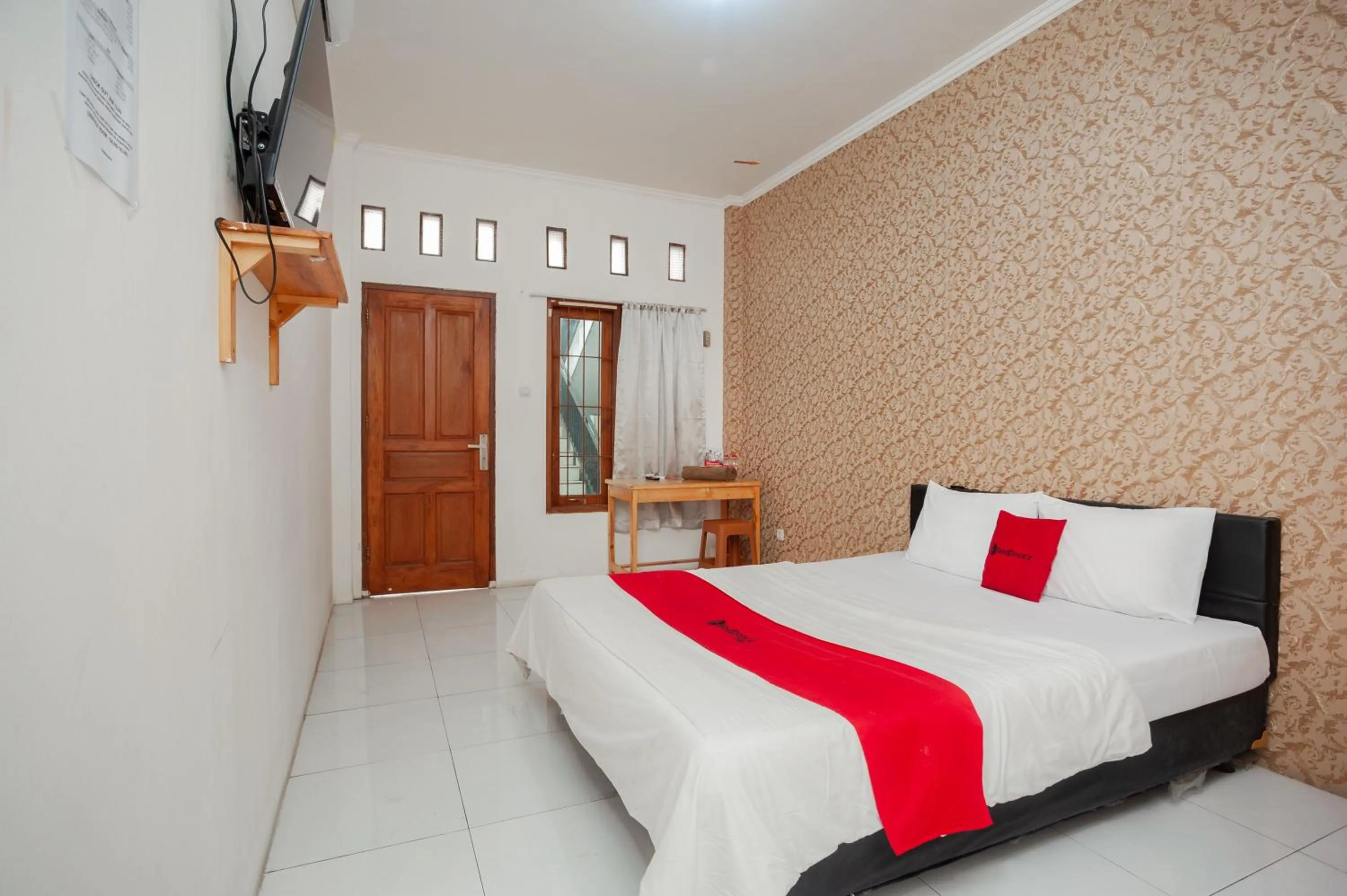 Bed in RedDoorz Syariah near Jatisampurna Hospital