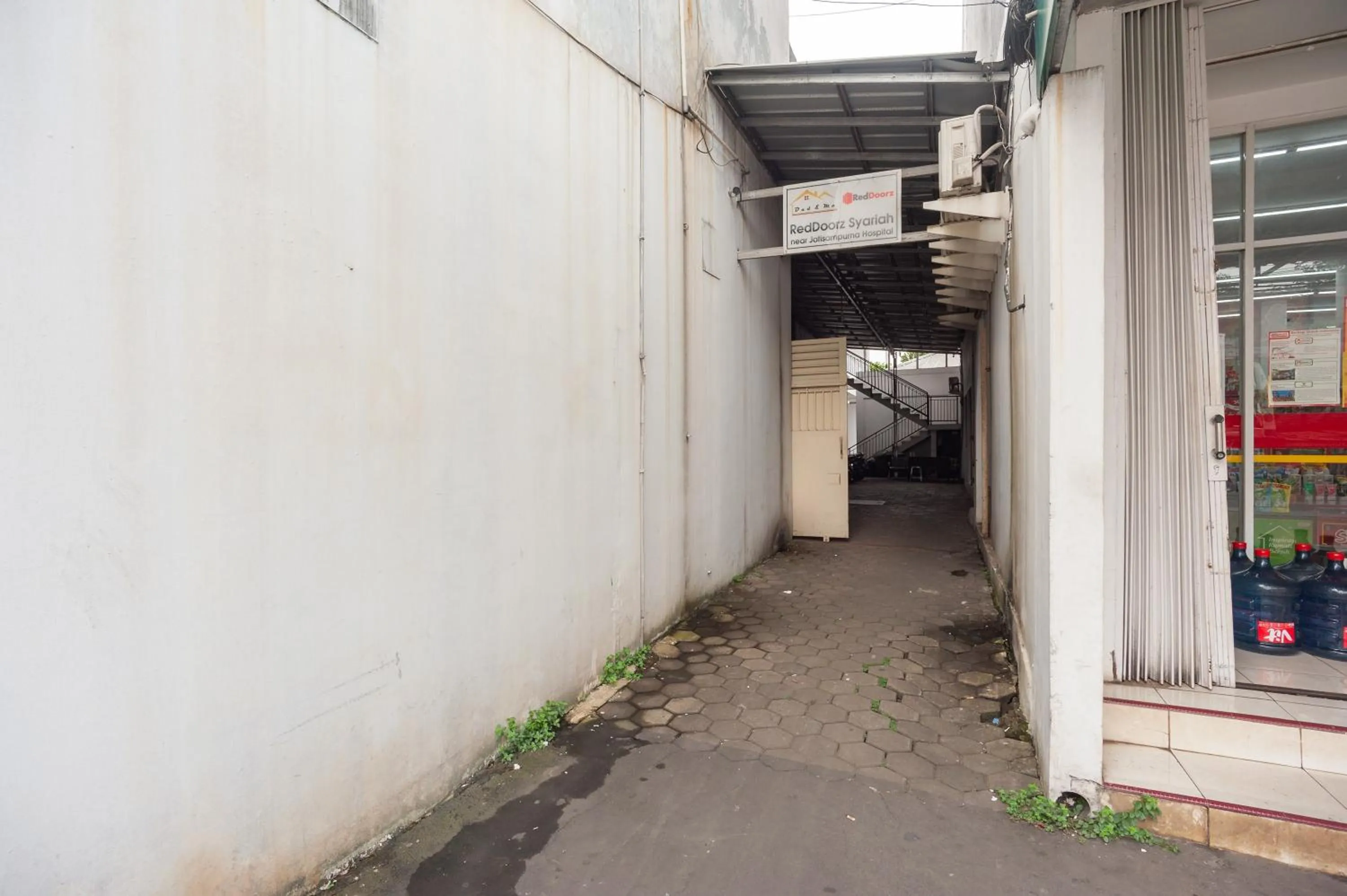 Property building in RedDoorz Syariah near Jatisampurna Hospital