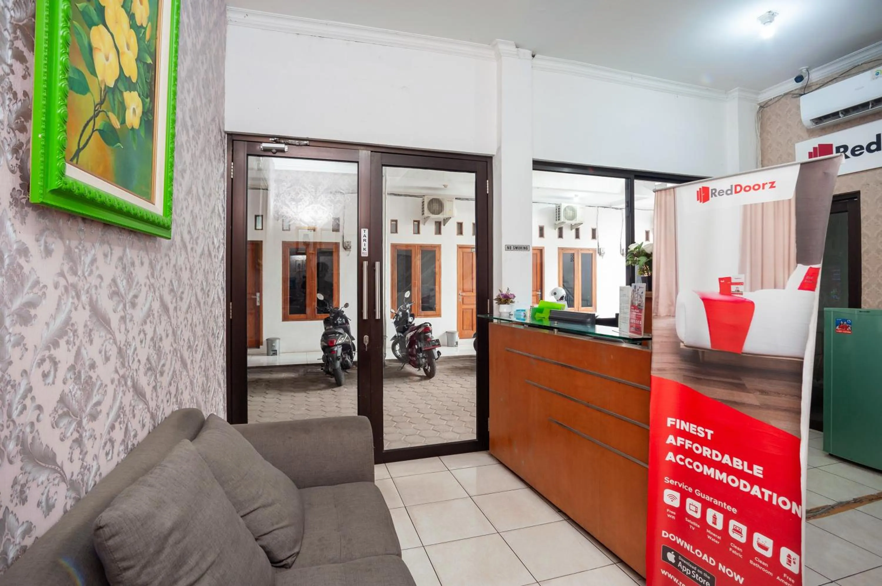 Lobby or reception in RedDoorz Syariah near Jatisampurna Hospital