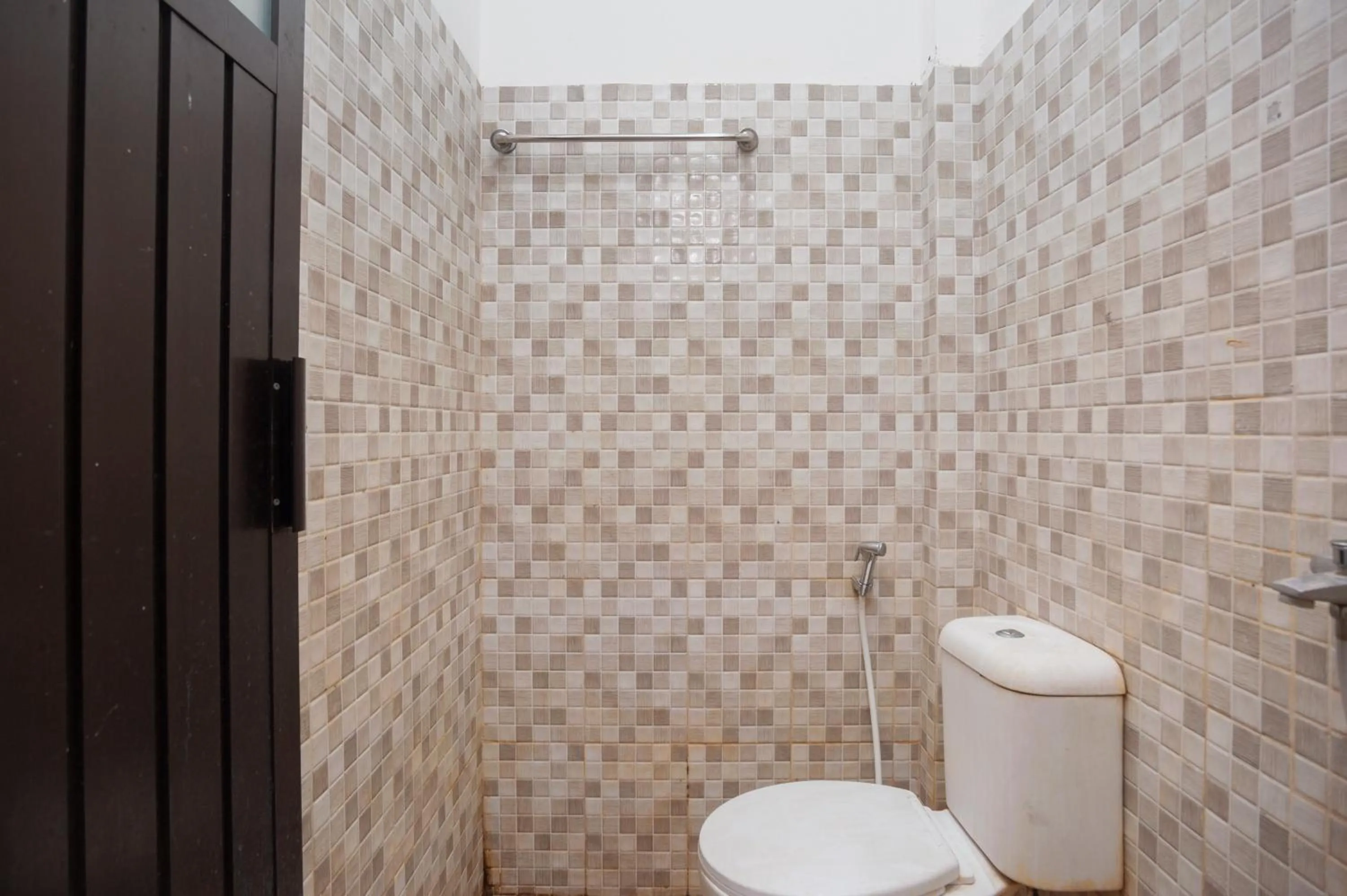 Shower in RedDoorz Syariah near Jatisampurna Hospital