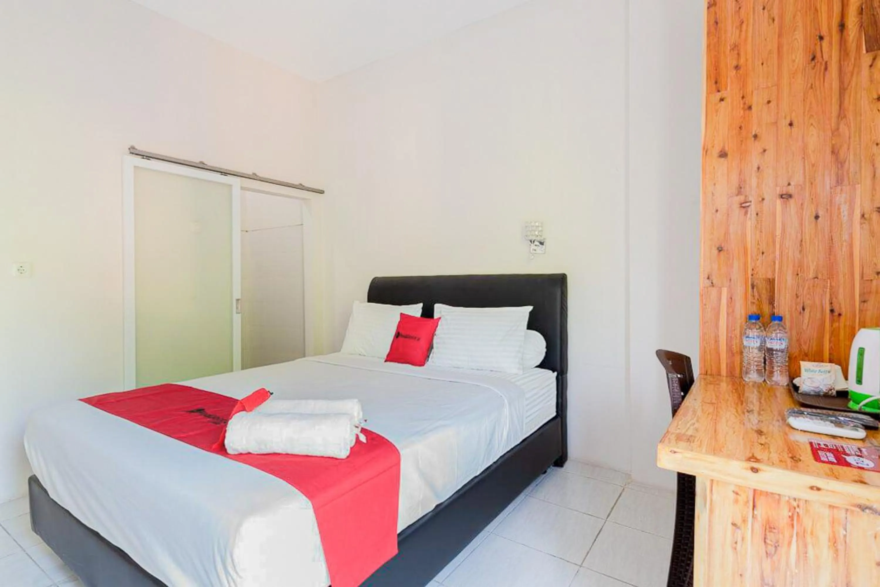 Bedroom, Bed in RedDoorz Plus Syariah @ Raya Nginden 2