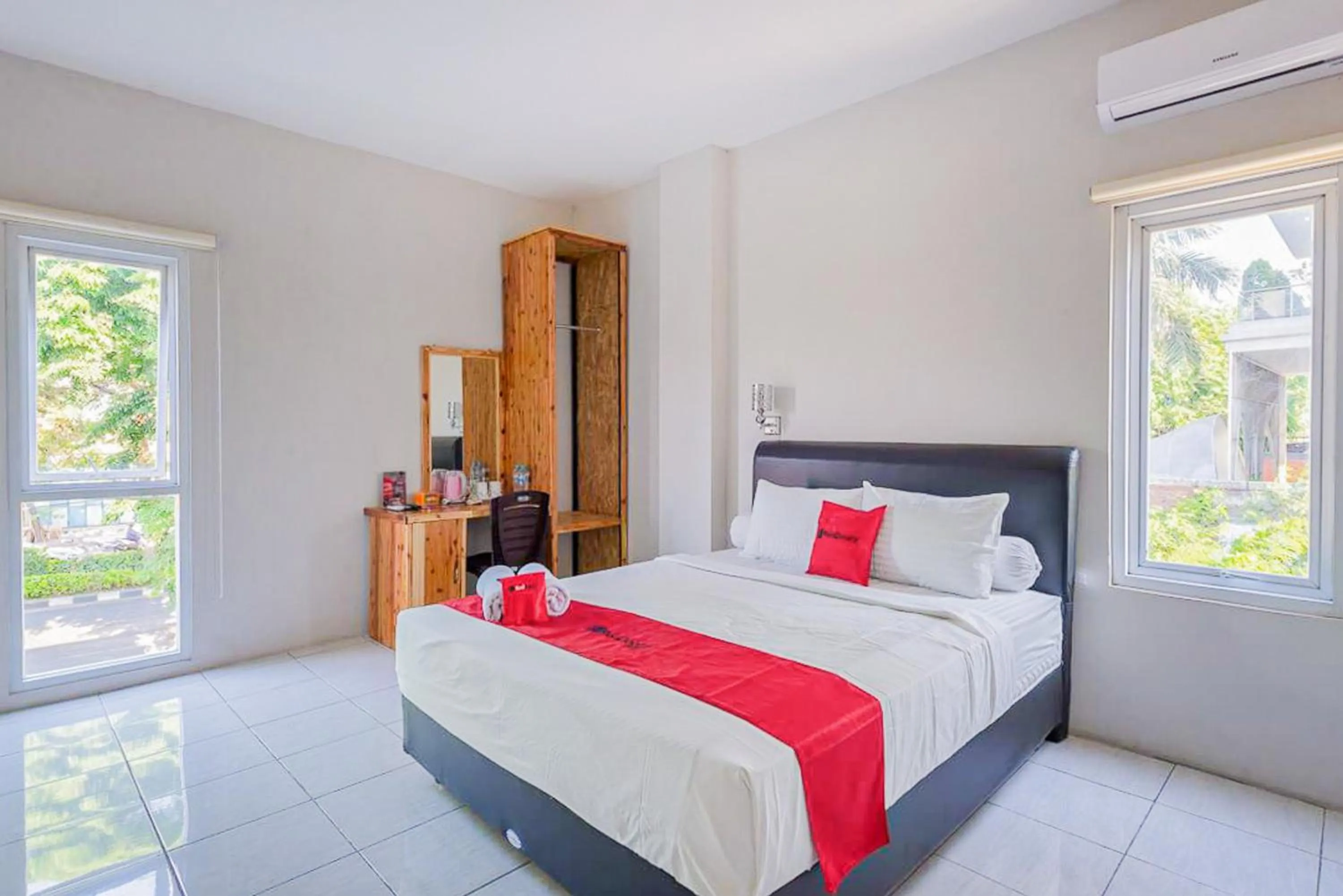 Bedroom, Bed in RedDoorz Plus Syariah @ Raya Nginden 2