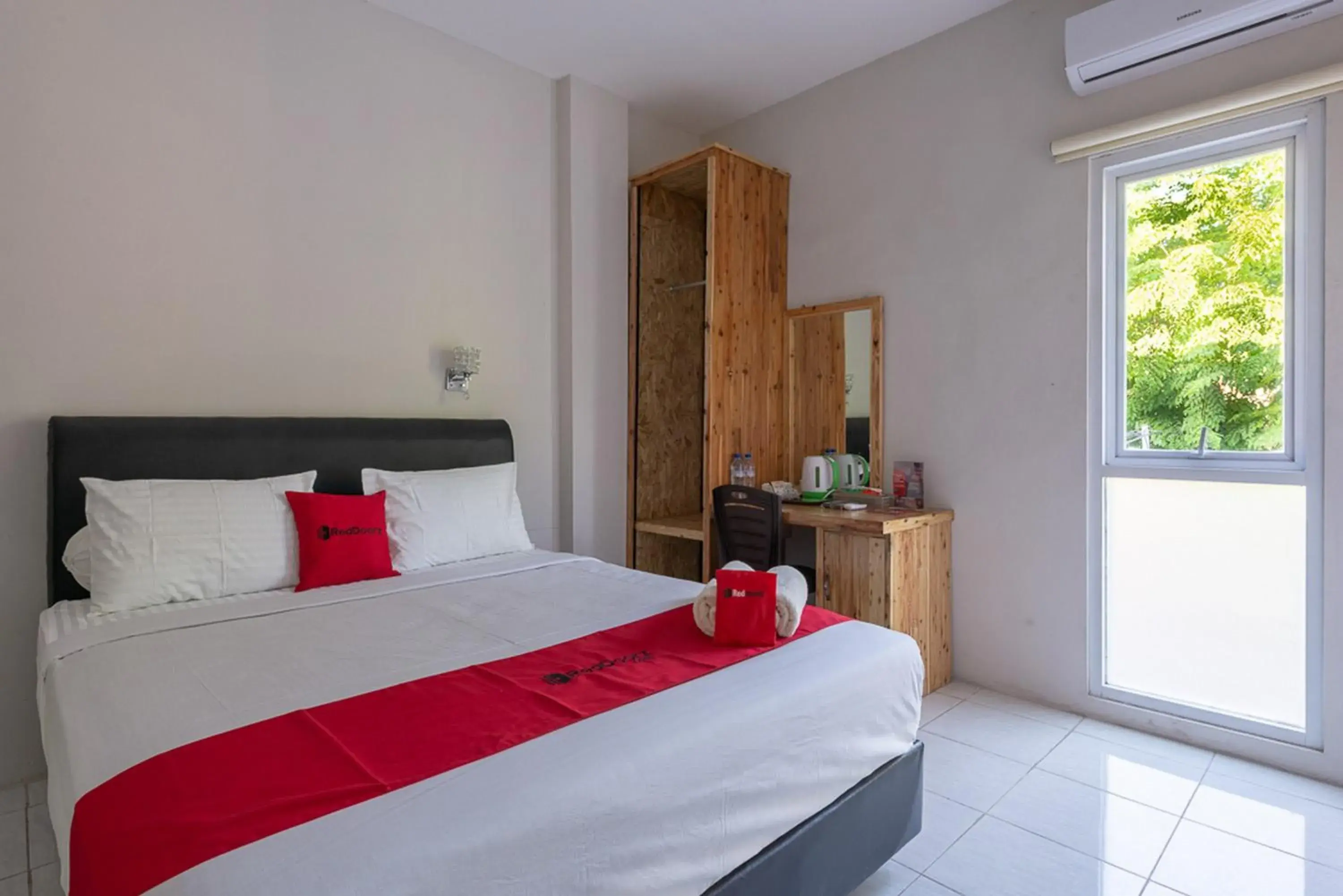 Double Room in RedDoorz Plus Syariah @ Raya Nginden 2 Double Room in RedDoorz Plus Syariah @ Raya Nginden 2