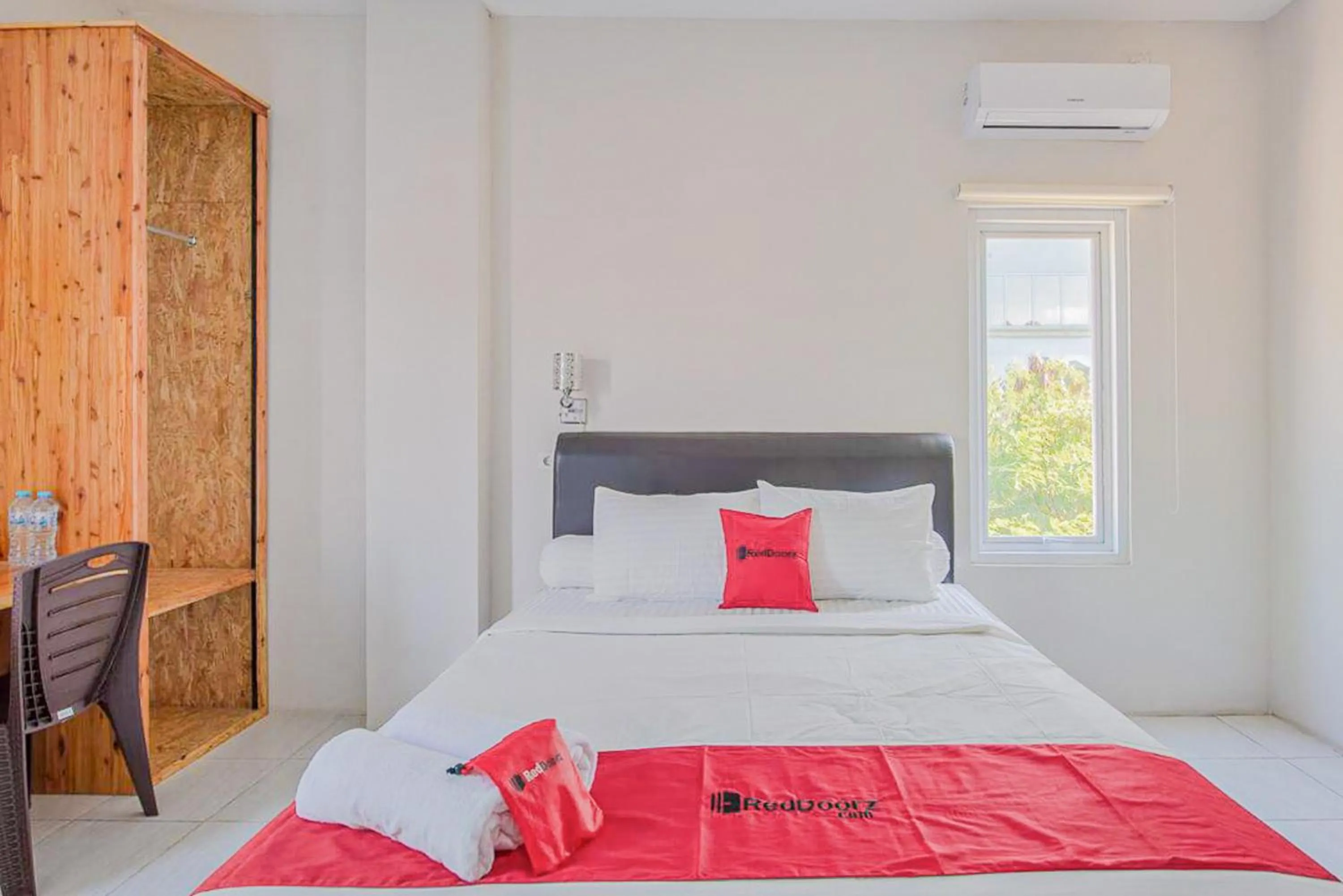 Bedroom, Bed in RedDoorz Plus Syariah @ Raya Nginden 2