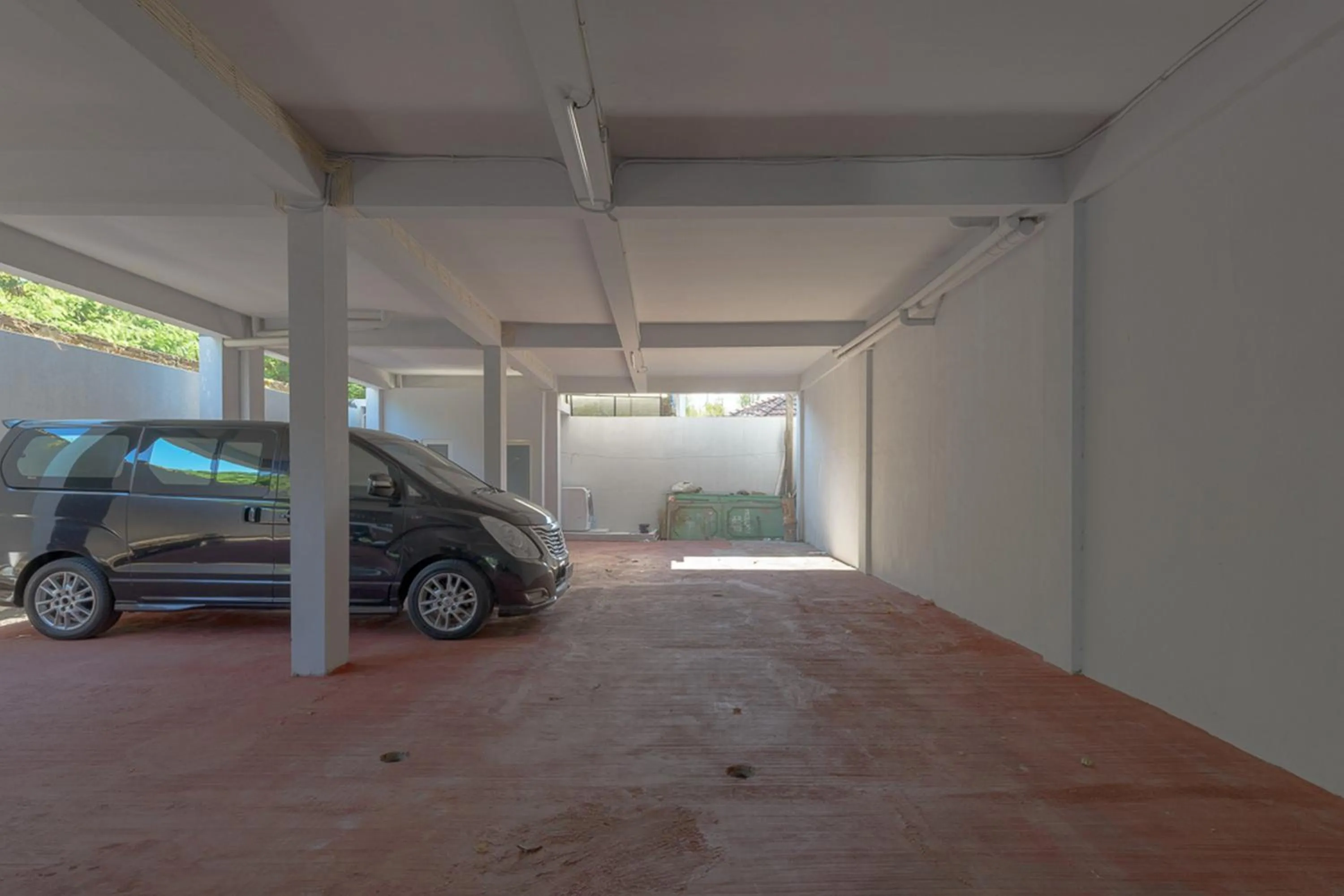 Property logo or sign in RedDoorz Plus Syariah @ Raya Nginden 2