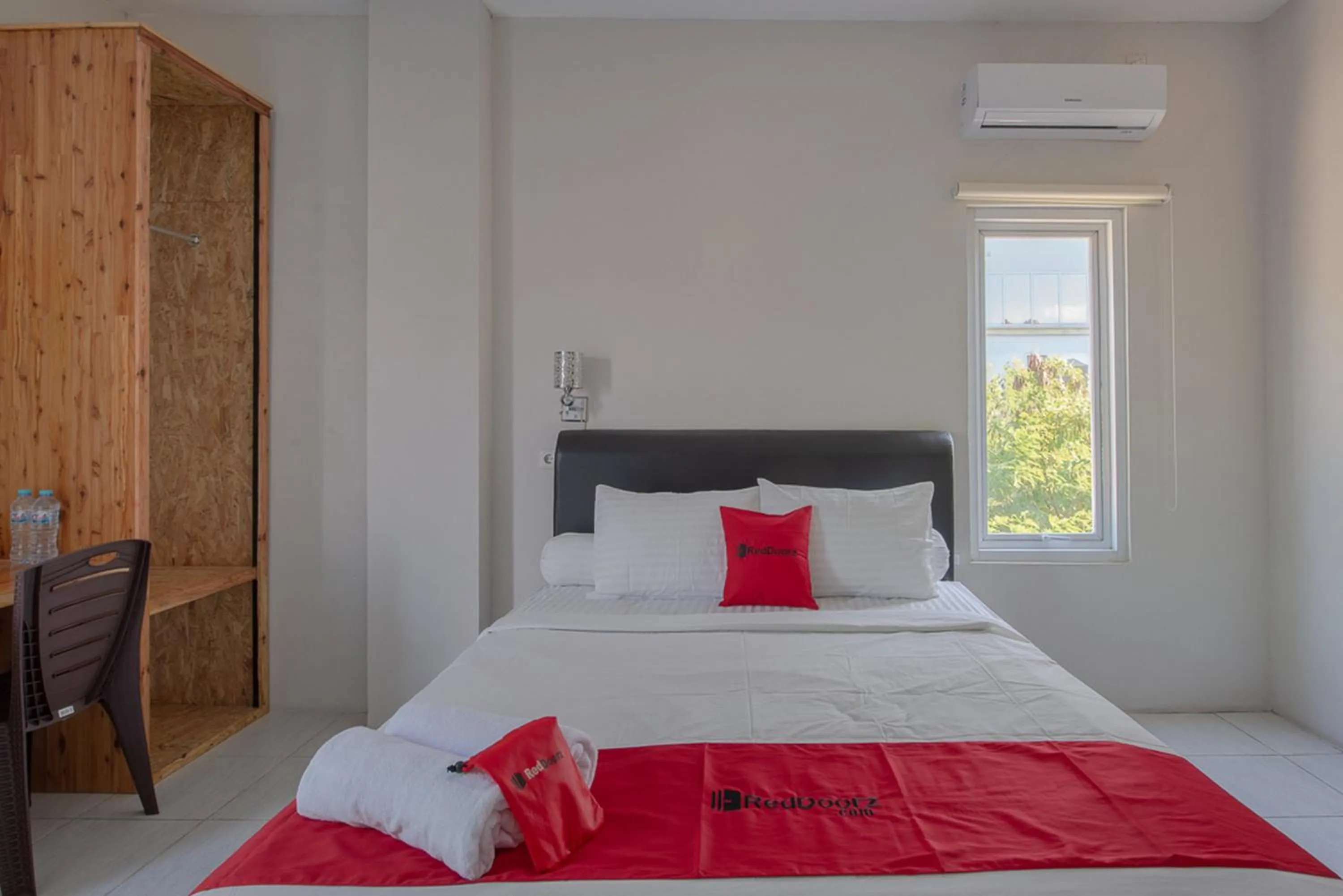 Bed in RedDoorz Plus Syariah @ Raya Nginden 2