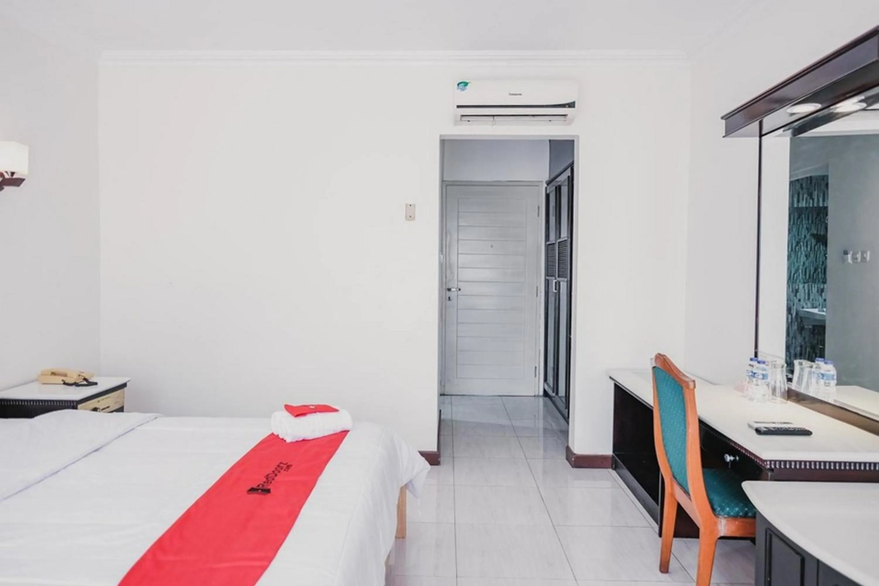 Bed in RedDoorz Plus near Pelabuhan Merak