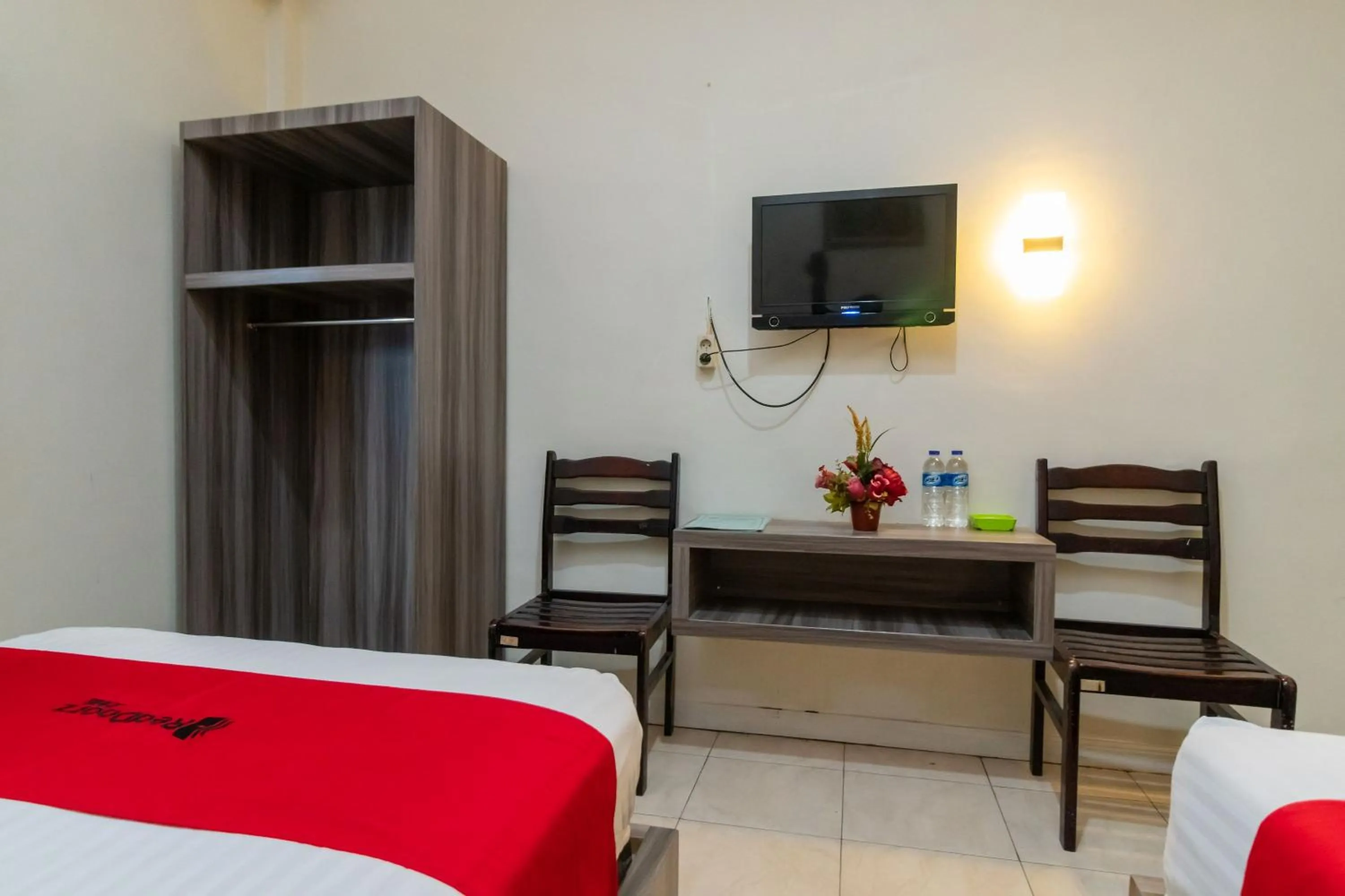 Bedroom, Bed in RedDoorz @ Pematangsiantar