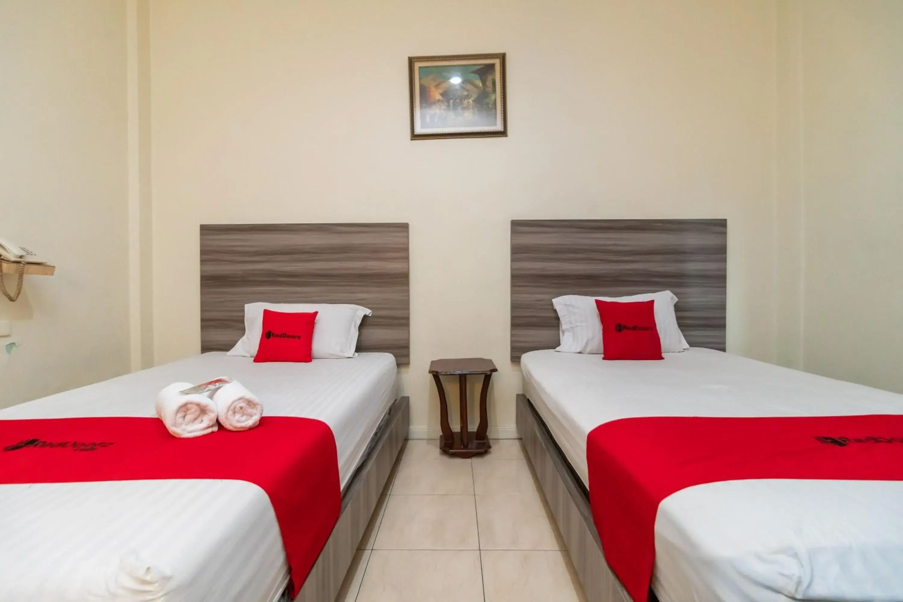 Twin Room in RedDoorz @ Pematangsiantar Twin Room in RedDoorz @ Pematangsiantar