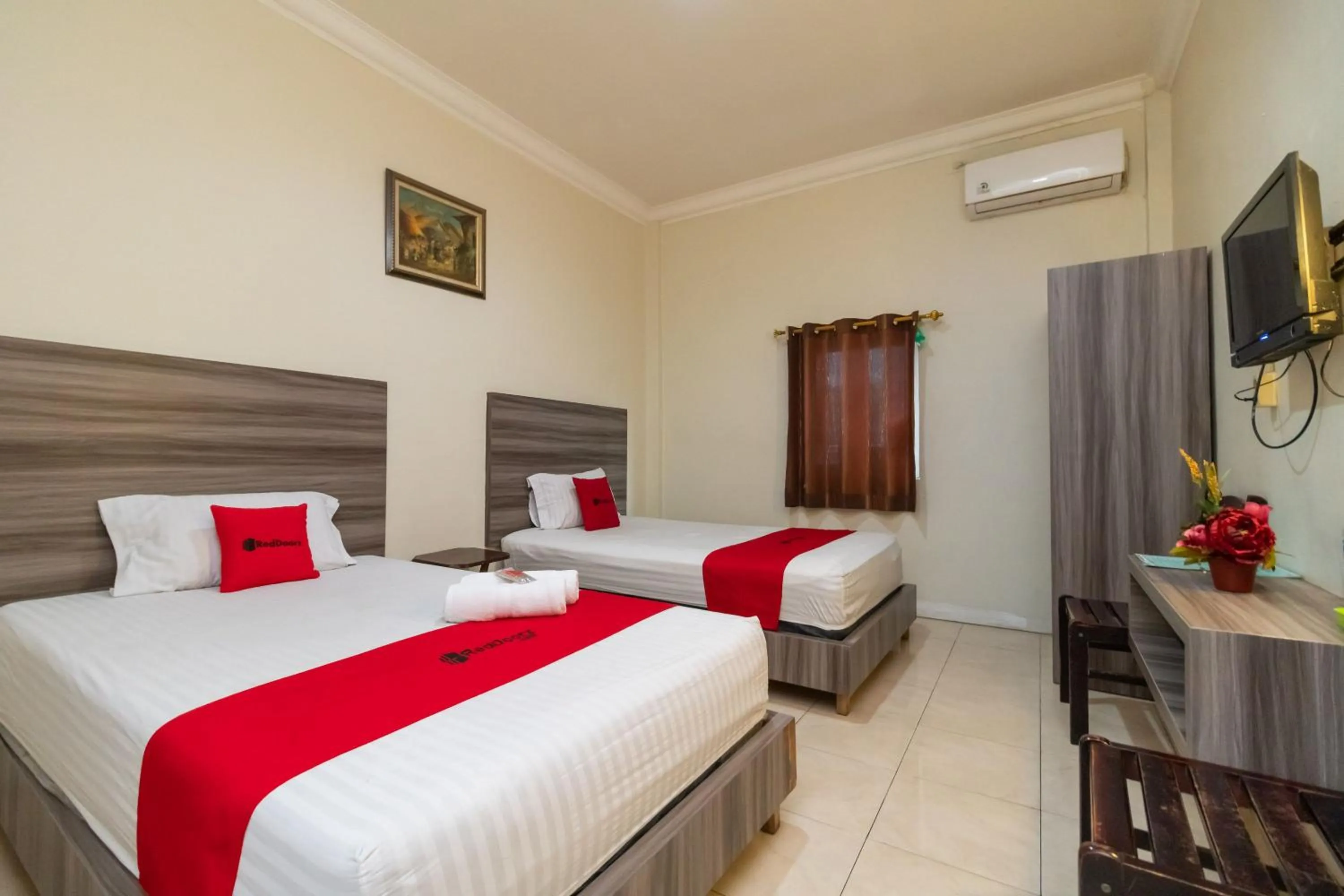 Bedroom, Bed in RedDoorz @ Pematangsiantar