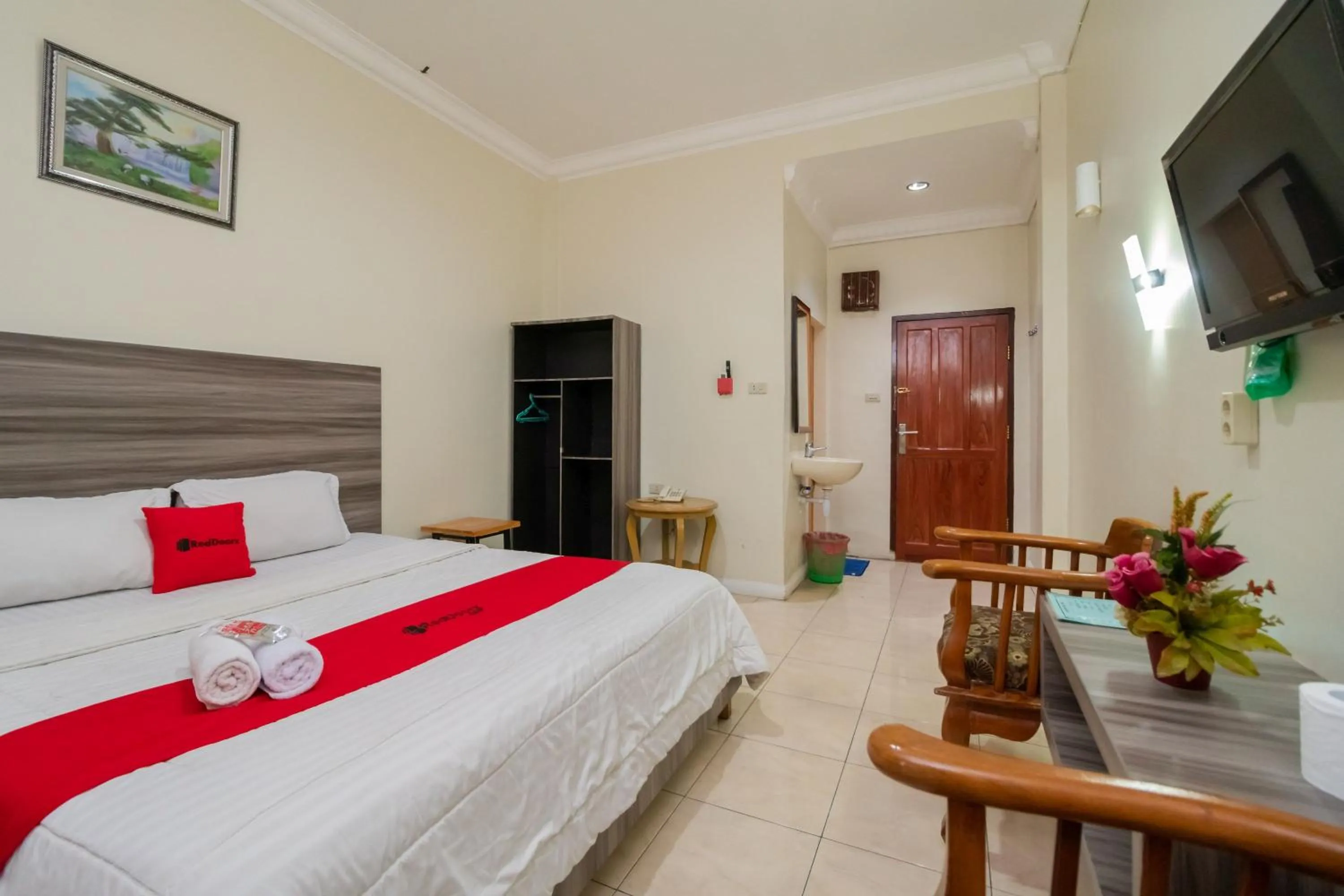 Bedroom, Bed in RedDoorz @ Pematangsiantar