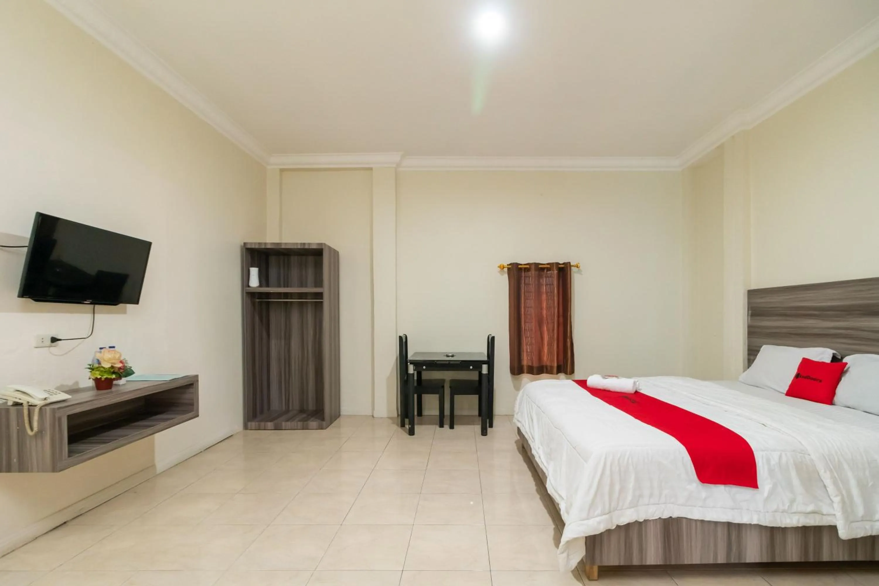 Bedroom, Bed in RedDoorz @ Pematangsiantar