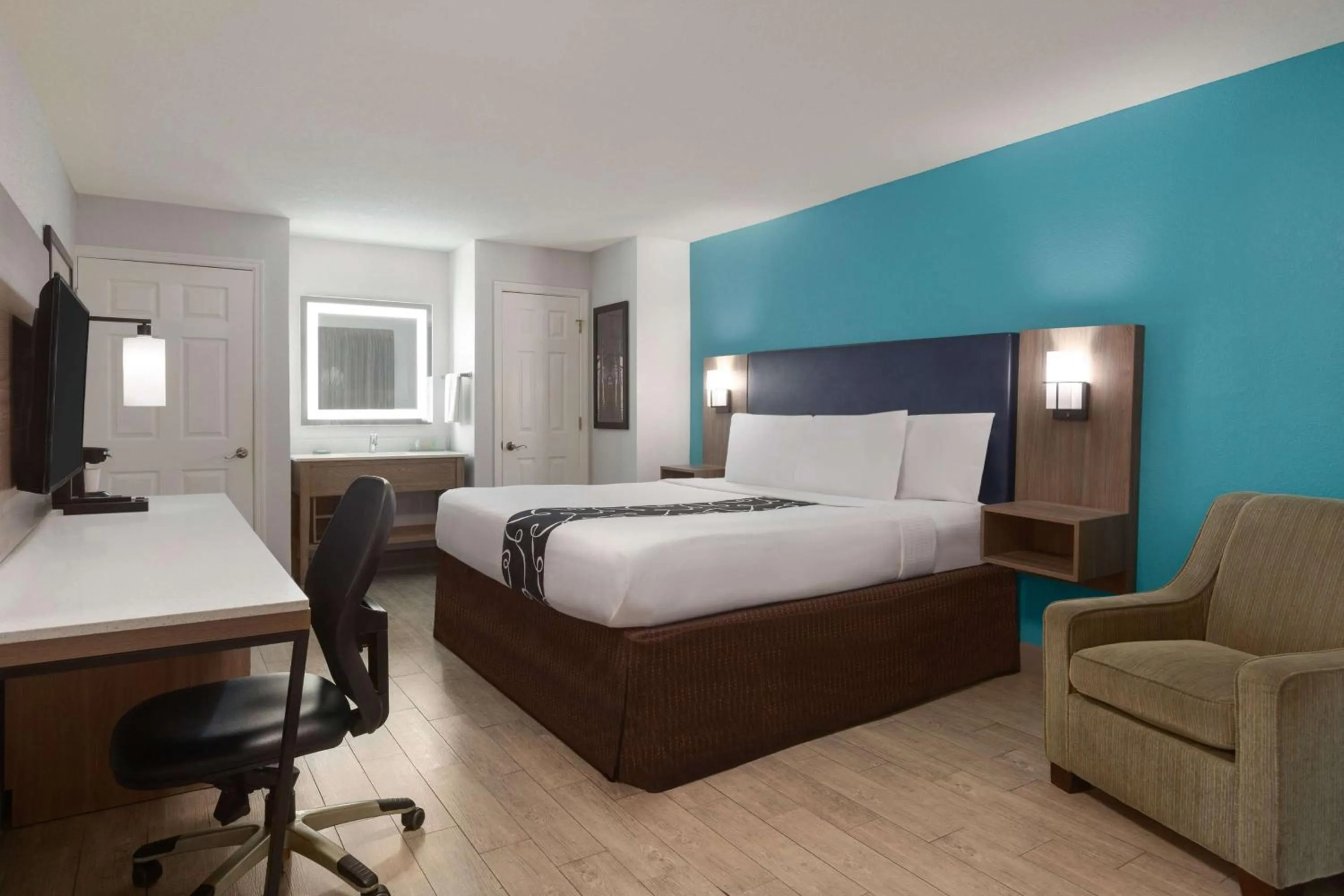 Photo of the whole room, Bed in La Quinta by Wyndham Oceanfront Daytona Beach