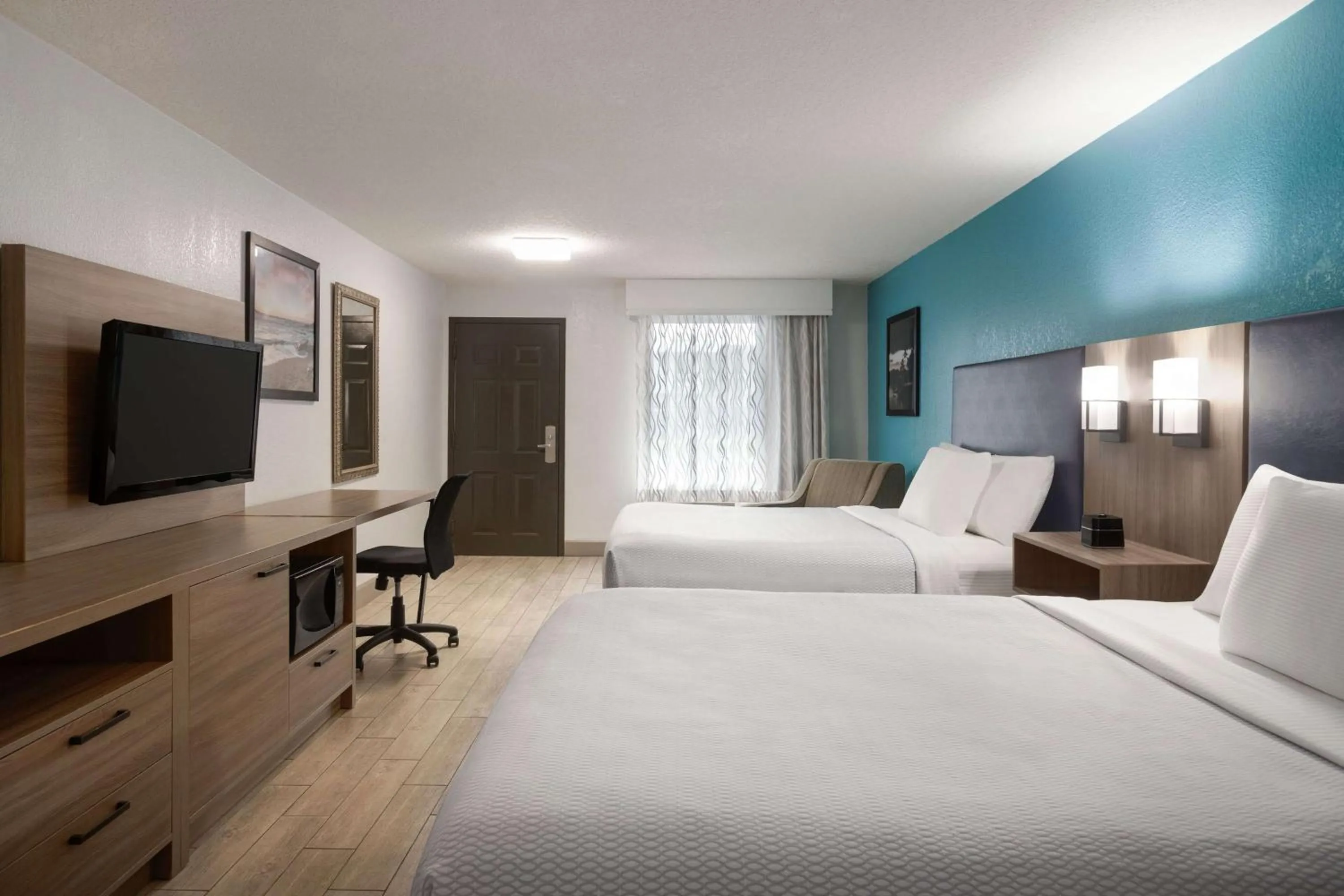 Photo of the whole room, Bed in La Quinta by Wyndham Oceanfront Daytona Beach