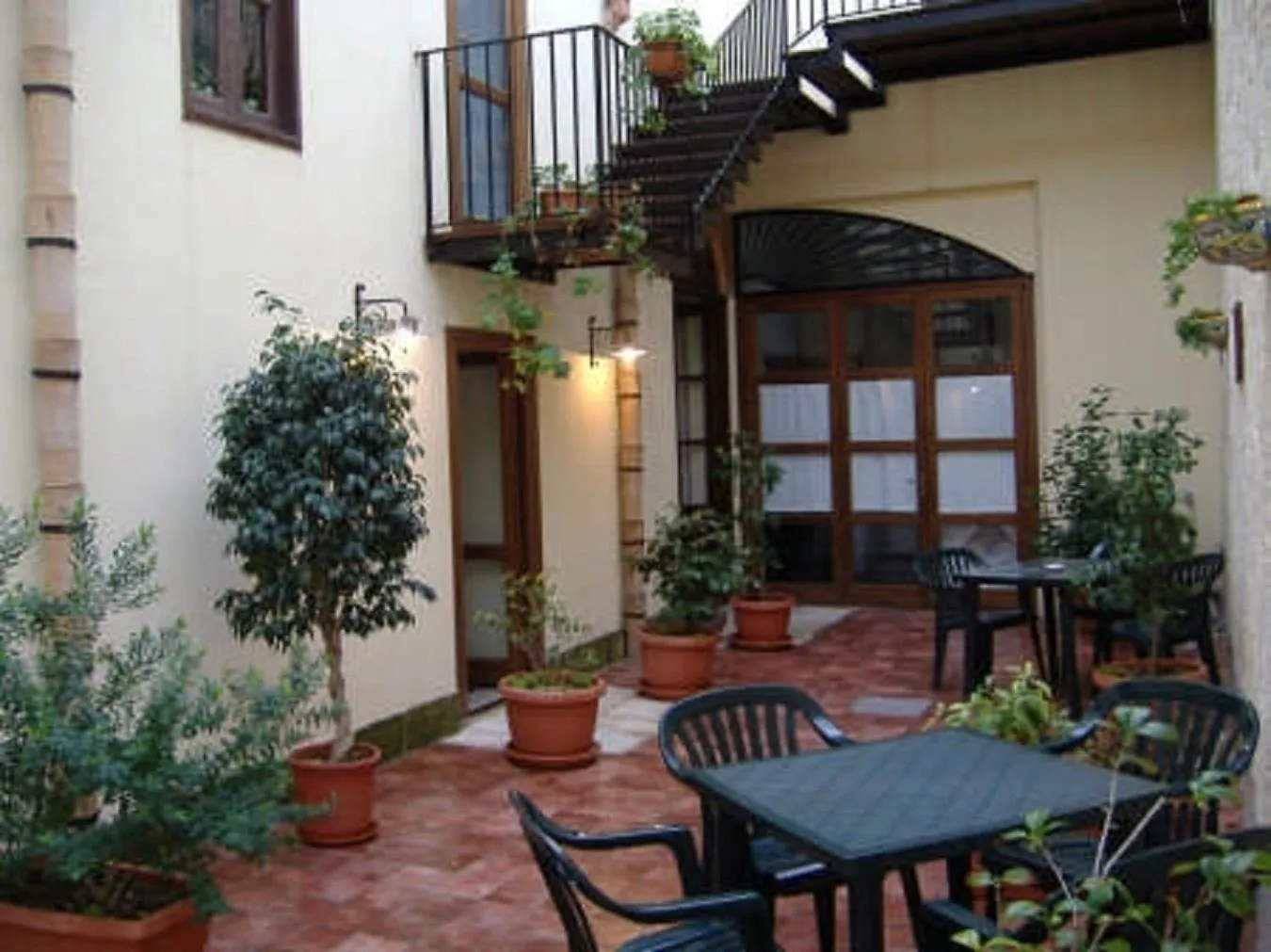 Patio in Aziyz Camere
