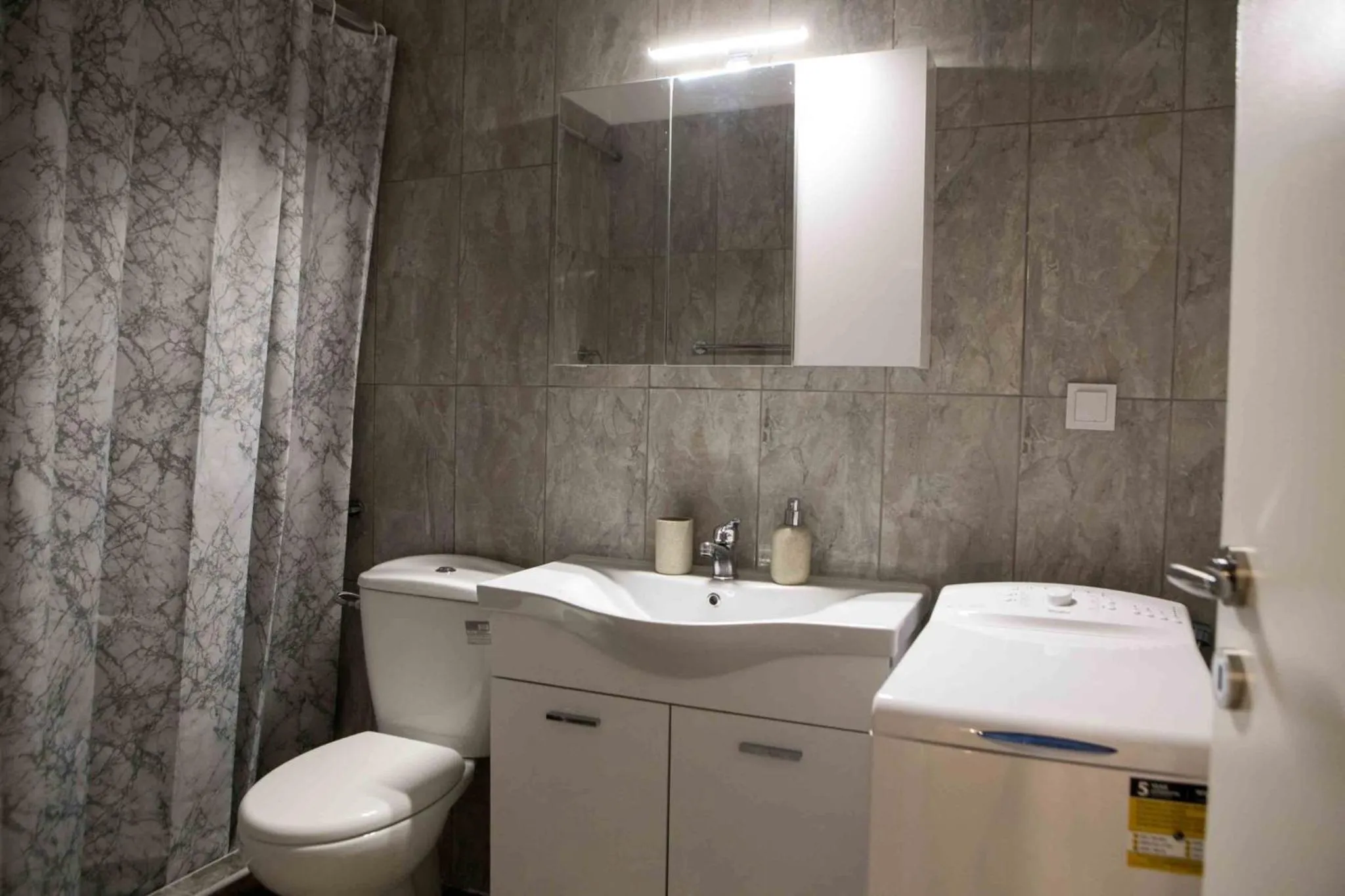 Bathroom in Best House, Kolchidos, Ampelokipoi Metro, Athens