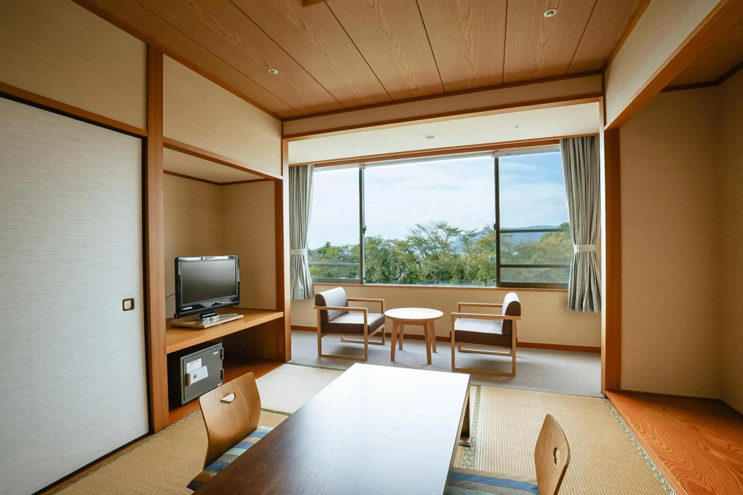 2 Japanese-Style Rooms with 6 Tatami (MAX 6 Adults) - single occupancy in KAMENOI HOTEL Kanonji 2 Japanese-Style Rooms with 6 Tatami (MAX 6 Adults) - single occupancy in KAMENOI HOTEL Kanonji