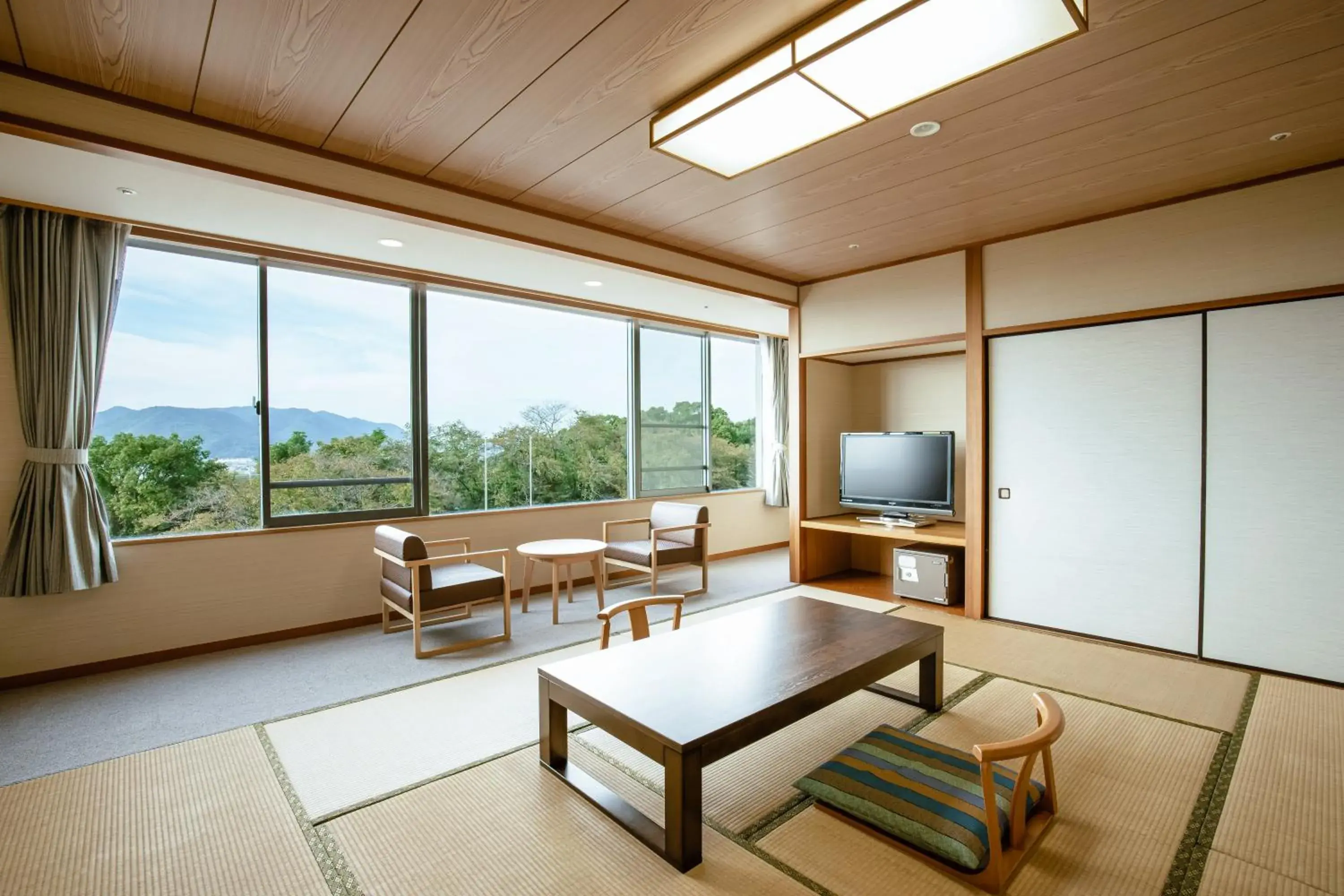 Japanese-style Room with 10 Tatami (MAX 5 Adults) in KAMENOI HOTEL Kanonji Japanese-style Room with 10 Tatami (MAX 5 Adults) in KAMENOI HOTEL Kanonji