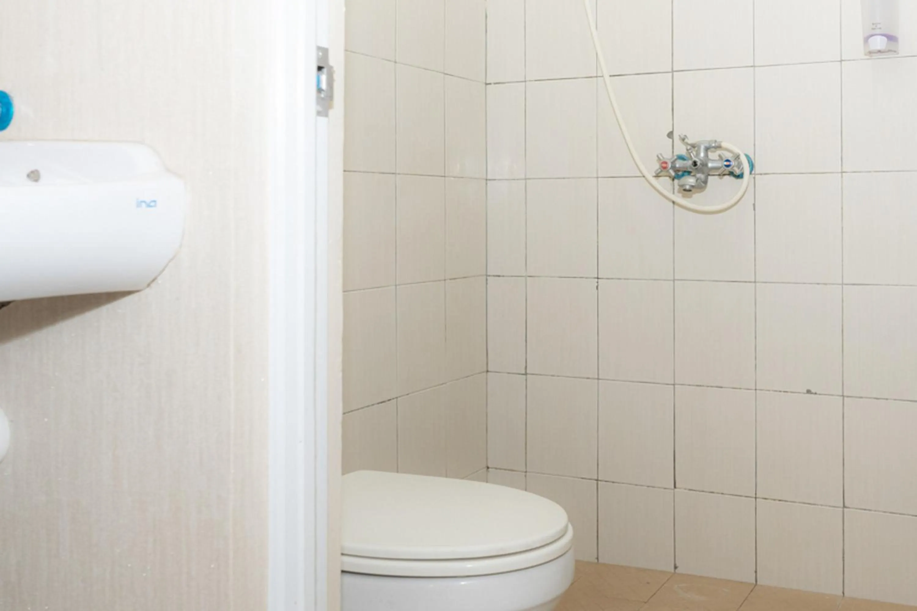 Bathroom in RedDoorz near Gajahmungkur Semarang