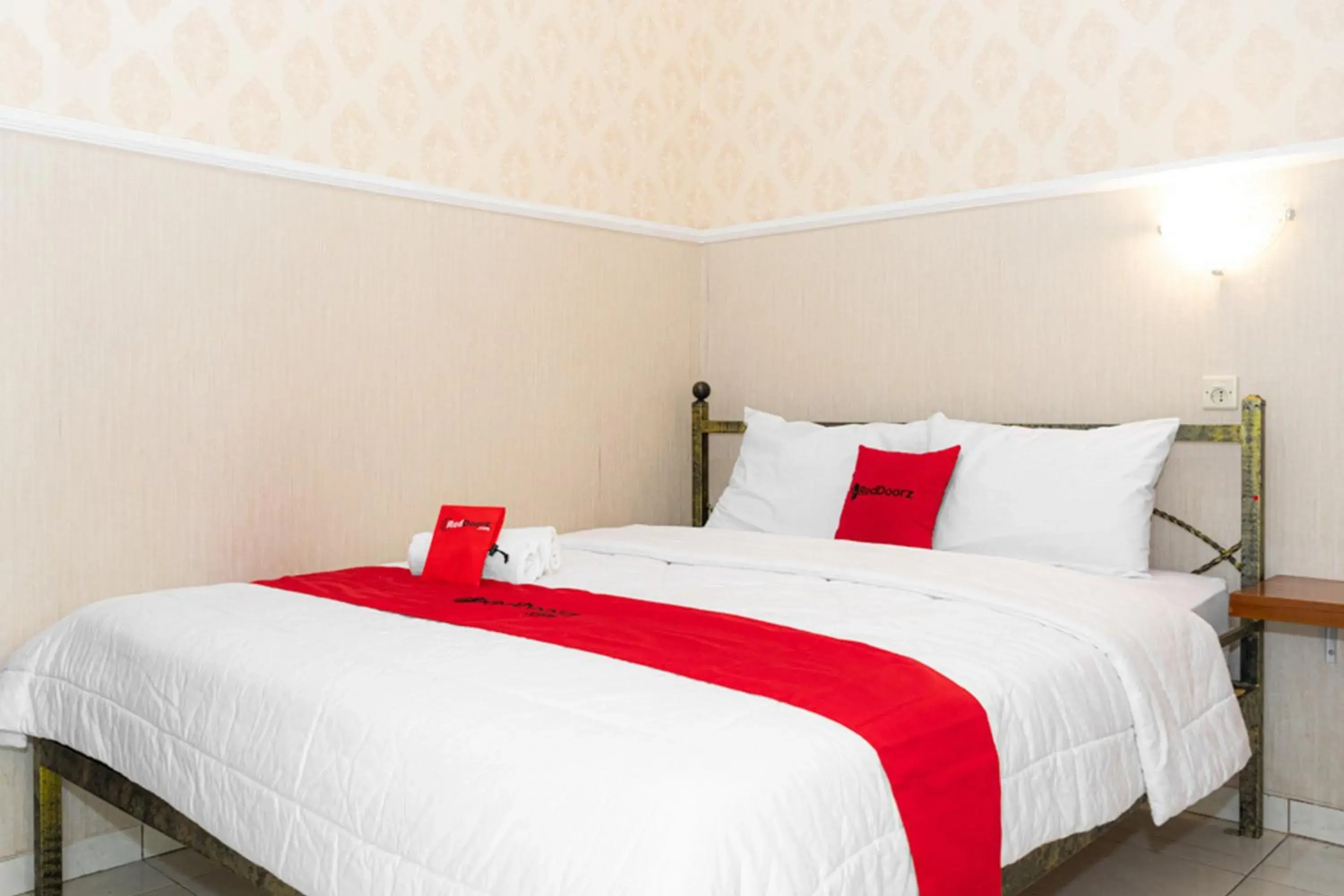 Double Room in RedDoorz near Gajahmungkur Semarang Double Room in RedDoorz near Gajahmungkur Semarang