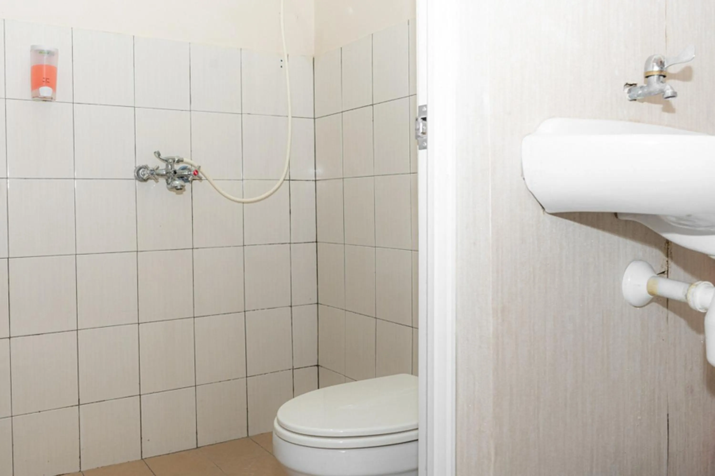 Bathroom in RedDoorz near Gajahmungkur Semarang