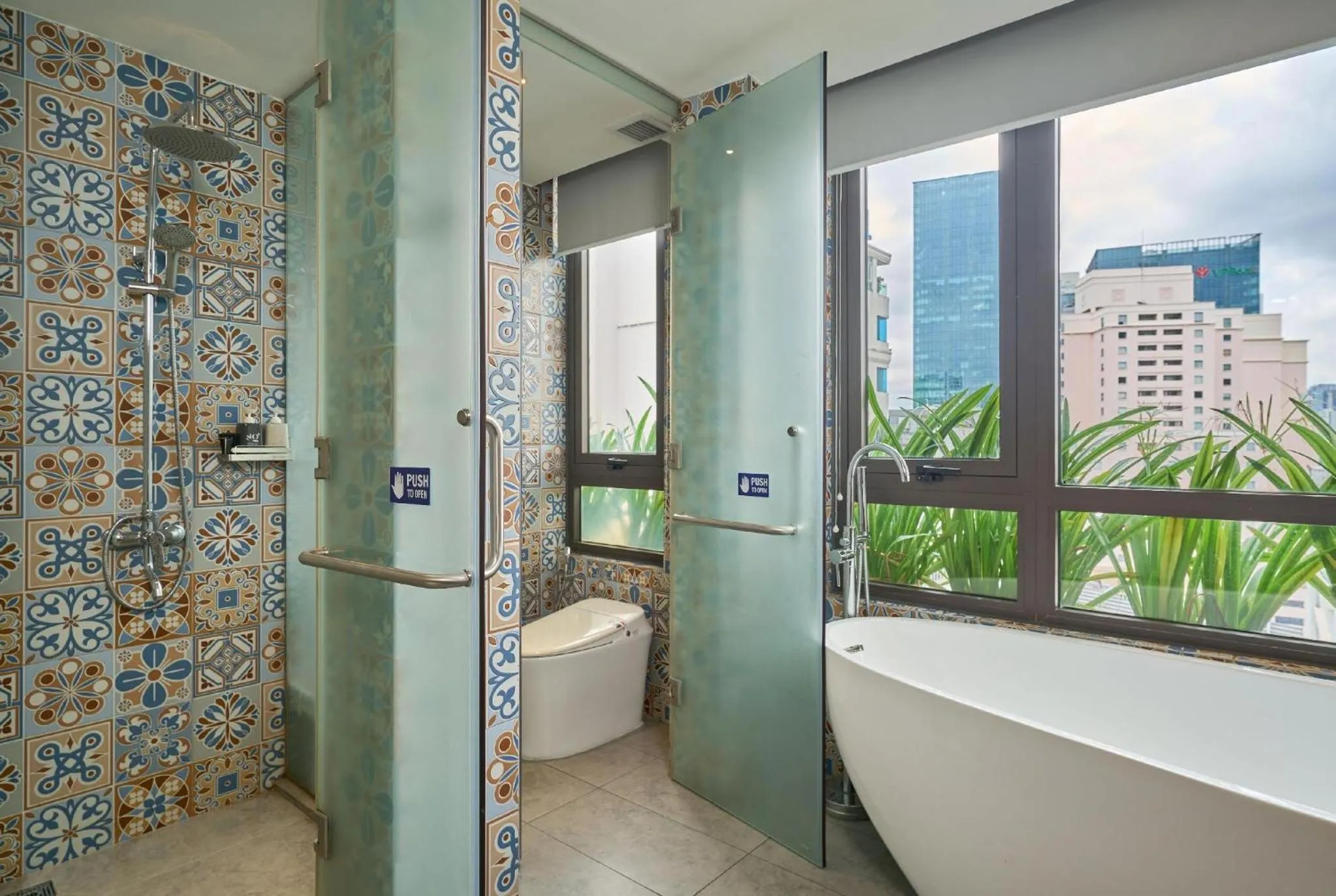 Toilet in Sky Gem Central Hotel