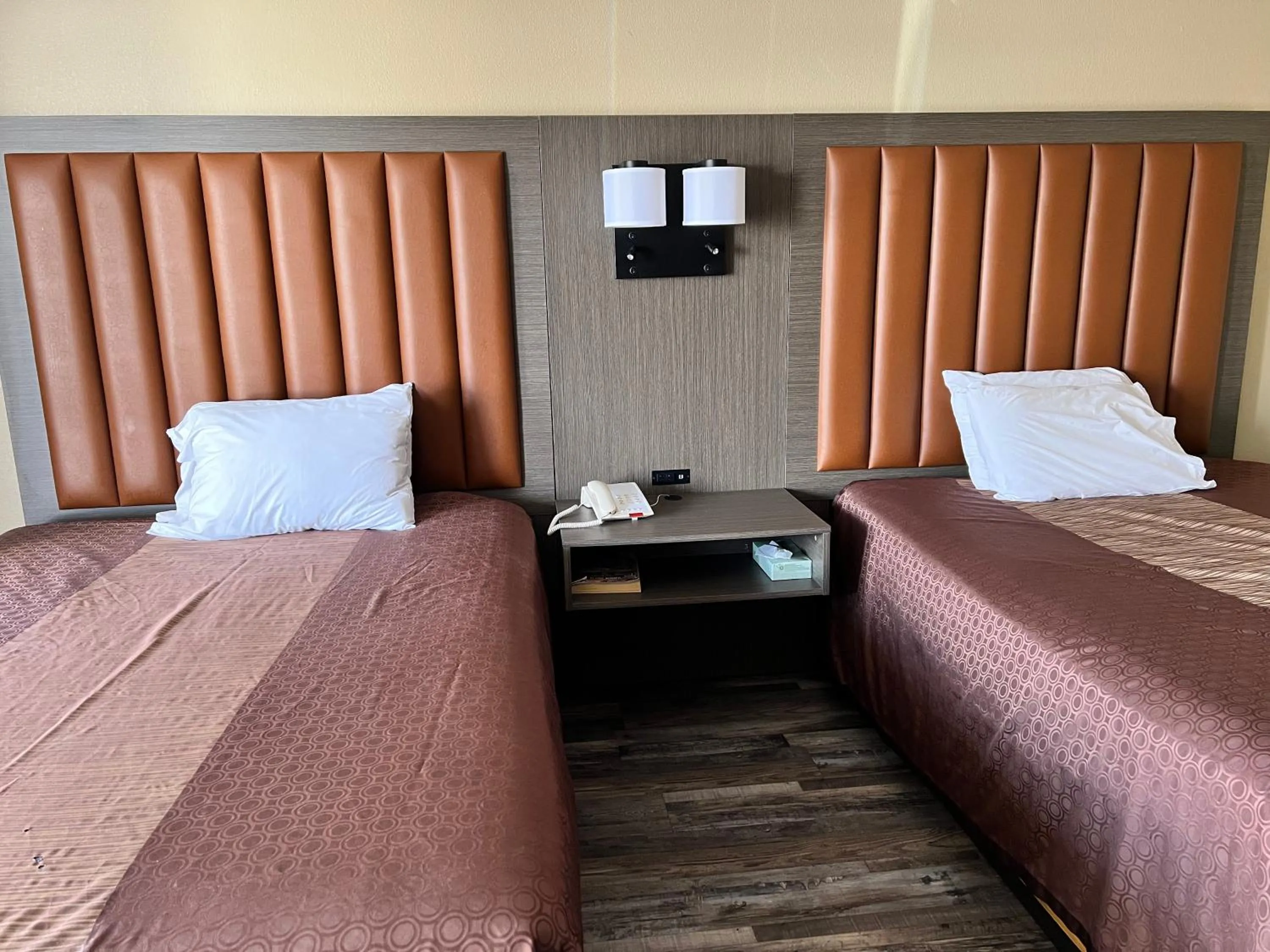 Bedroom, Bed in Highland Inn Las Vegas