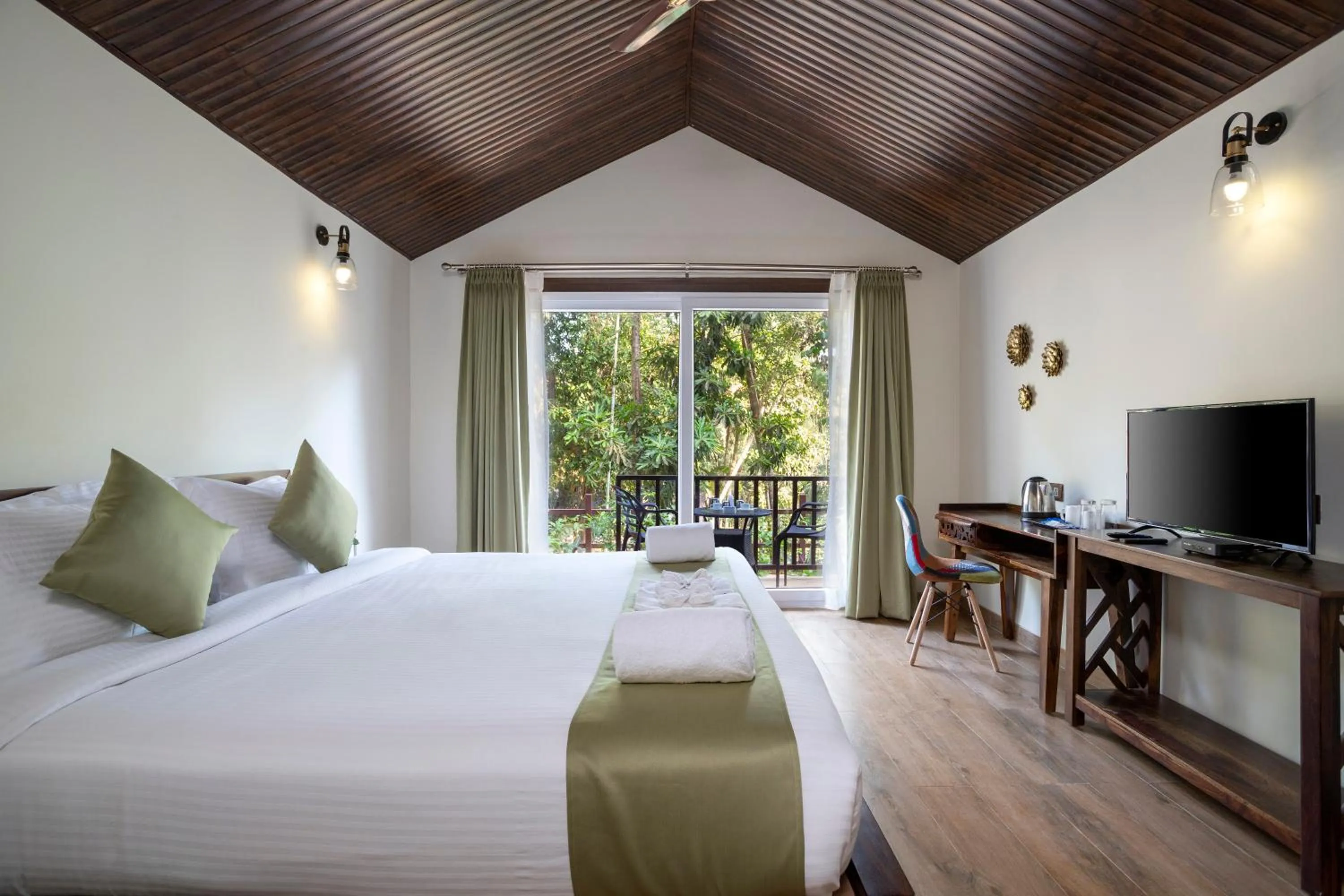 Photo of the whole room, Bed in Stone Wood Premier Gokarna
