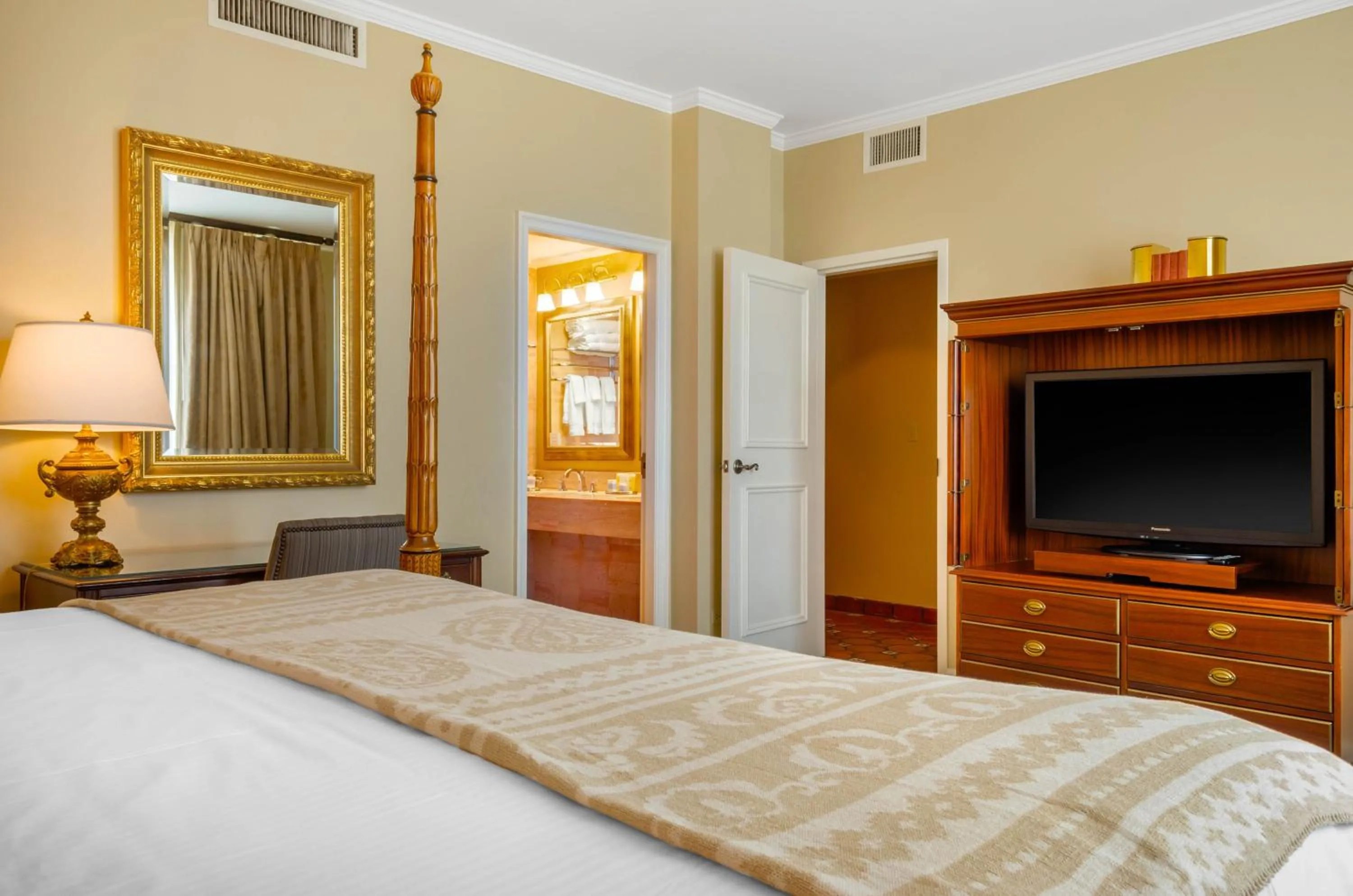 Photo of the whole room, Bed in Omni Royal Orleans Hotel