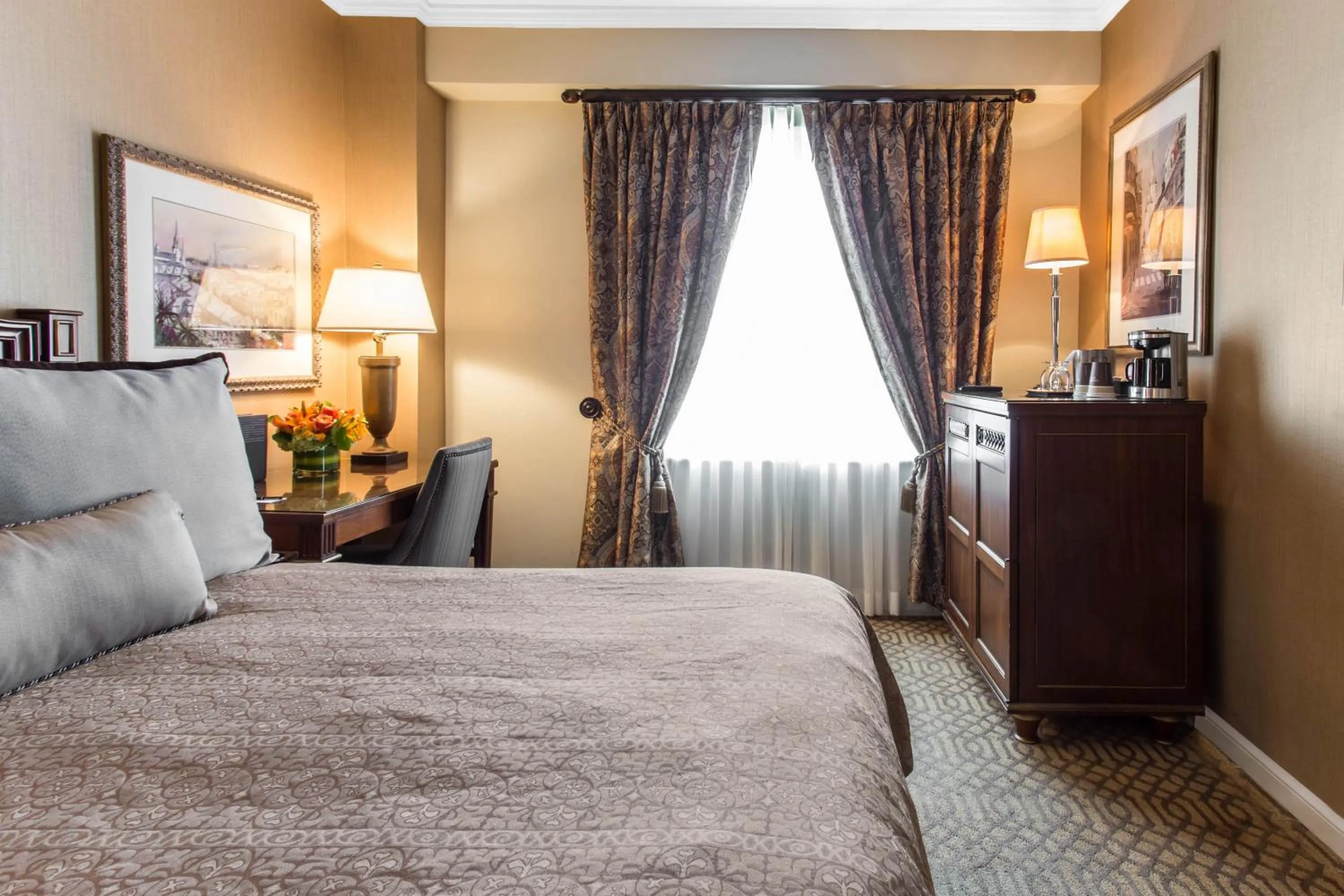 Photo of the whole room, Bed in Omni Royal Orleans Hotel