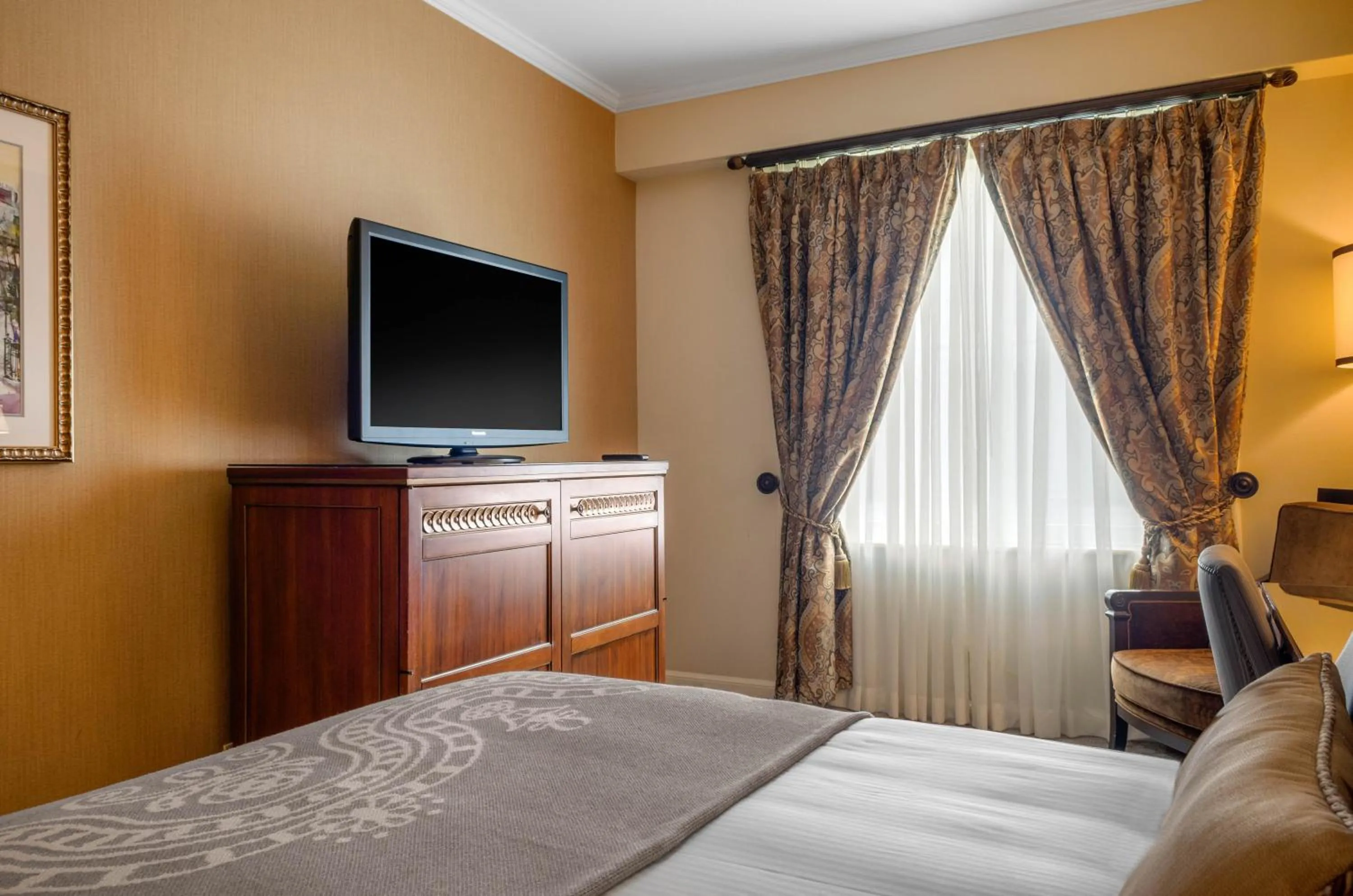 Photo of the whole room, Bed in Omni Royal Orleans Hotel