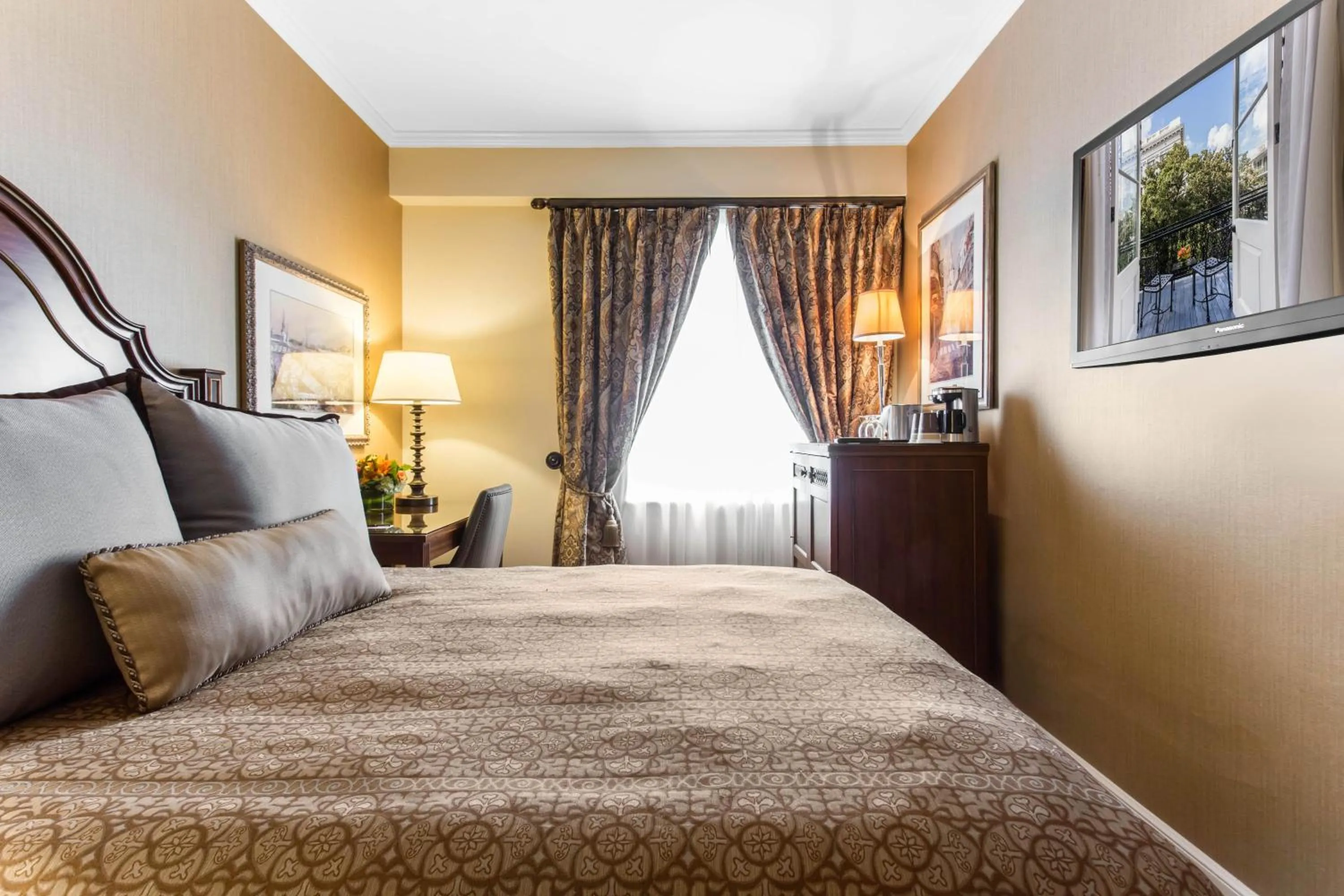 Photo of the whole room, Bed in Omni Royal Orleans Hotel