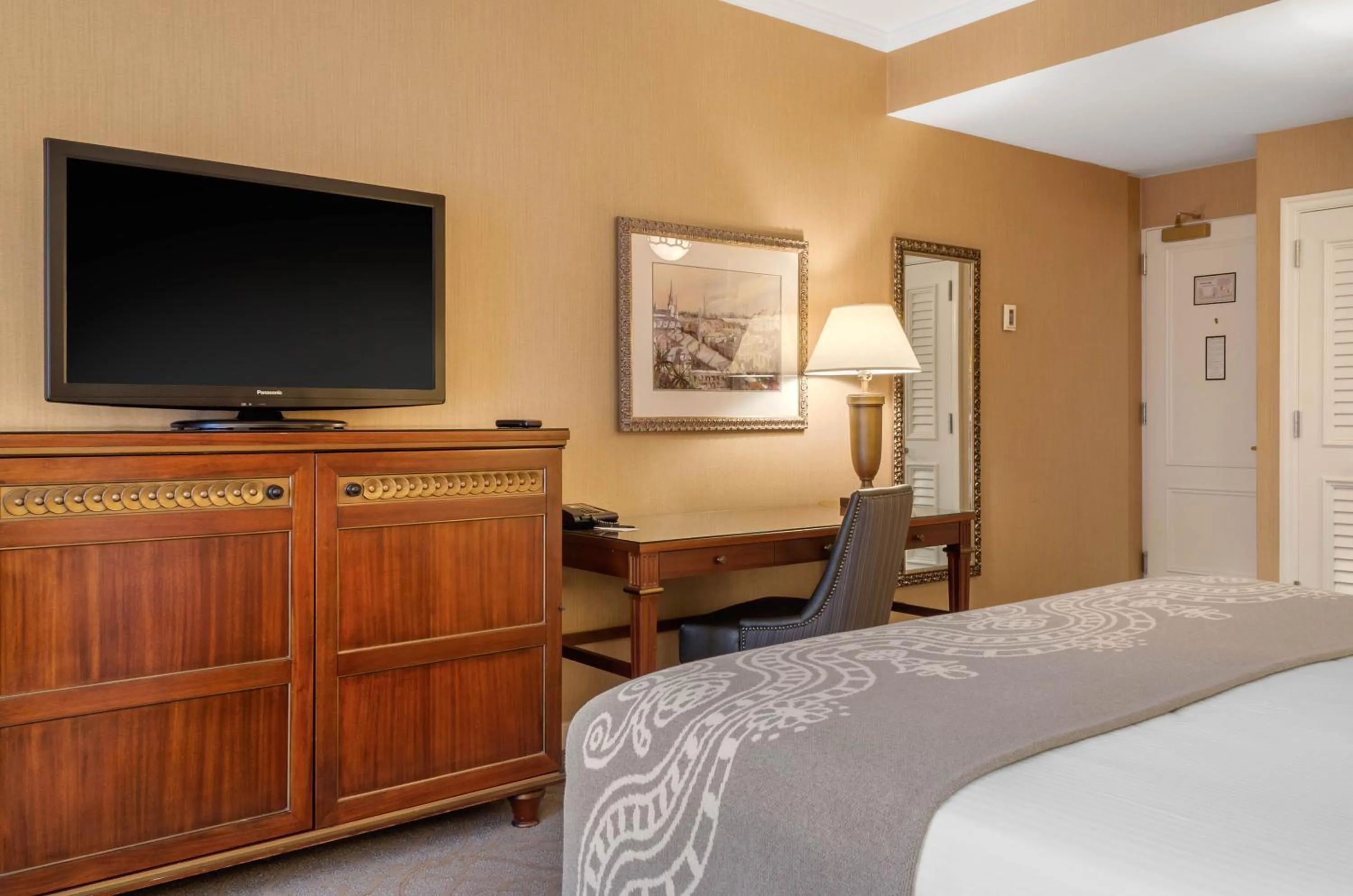 Photo of the whole room, Bed in Omni Royal Orleans Hotel