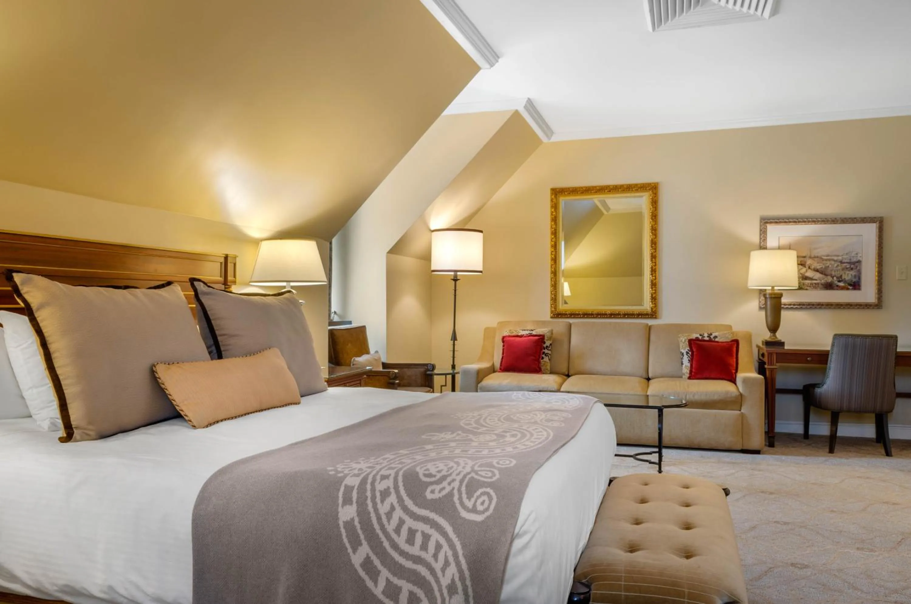 Photo of the whole room, Bed in Omni Royal Orleans Hotel