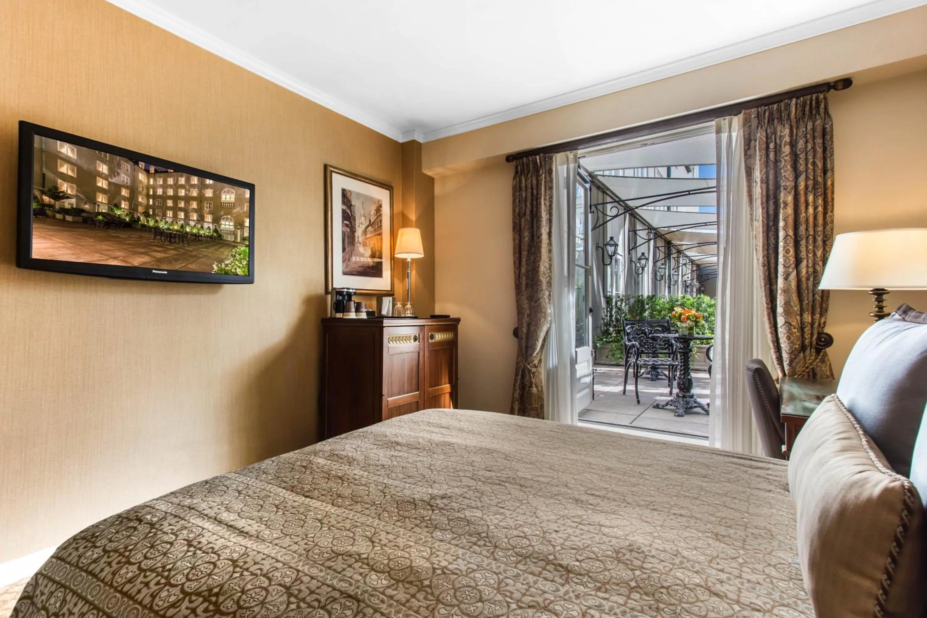 Photo of the whole room, Bed in Omni Royal Orleans Hotel