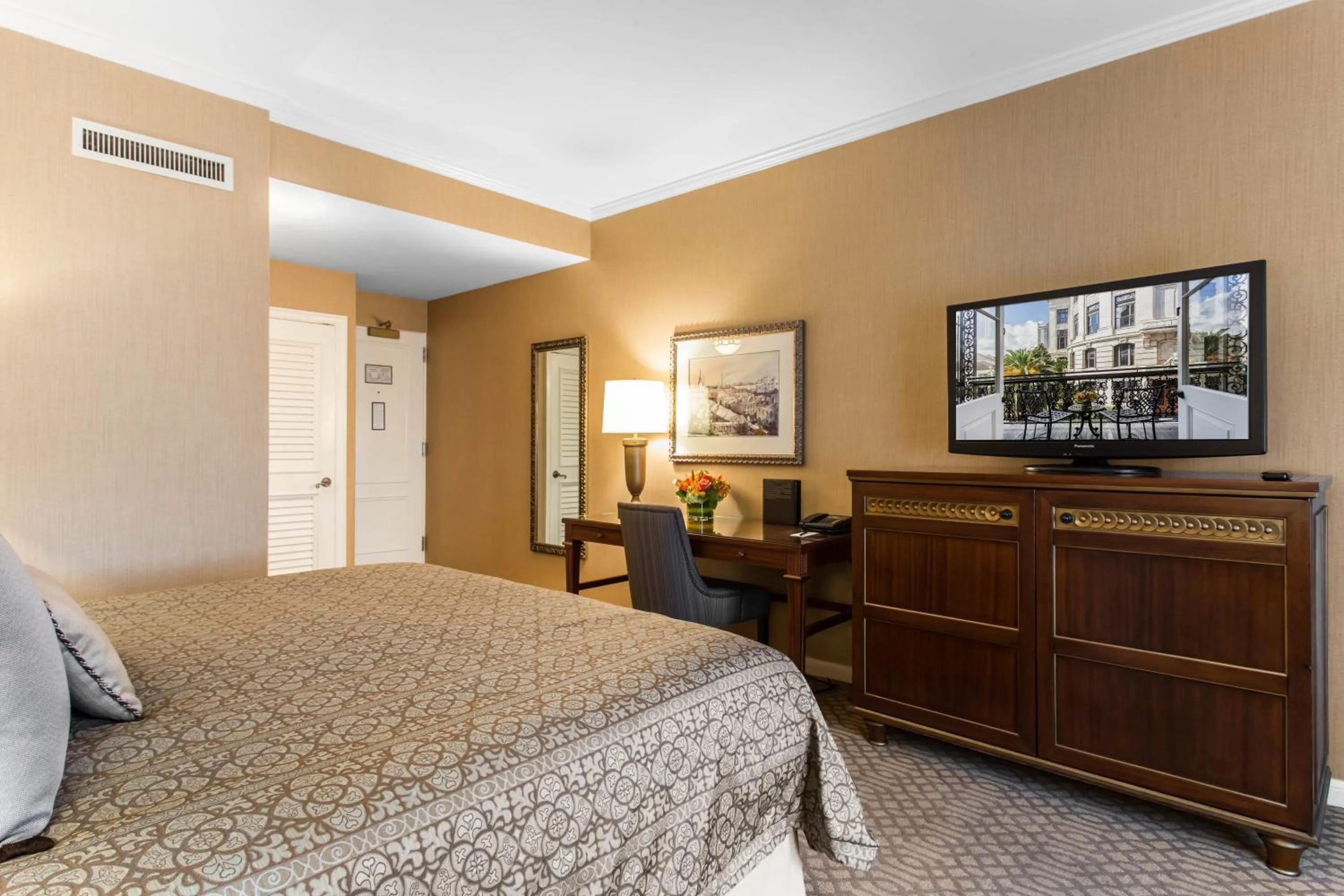 Photo of the whole room, Bed in Omni Royal Orleans Hotel