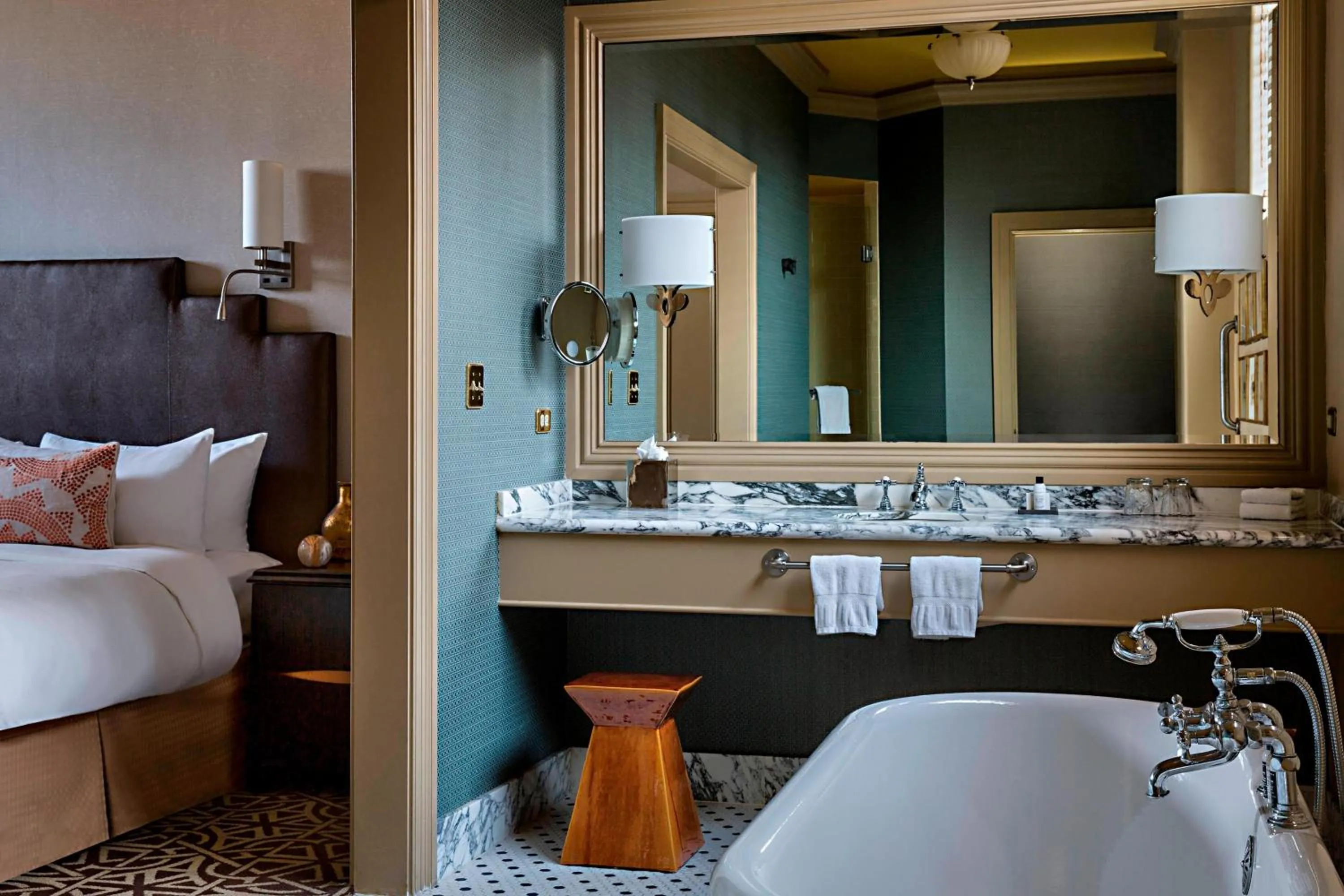 Bathroom, Bed in Hotel ICON, Autograph Collection