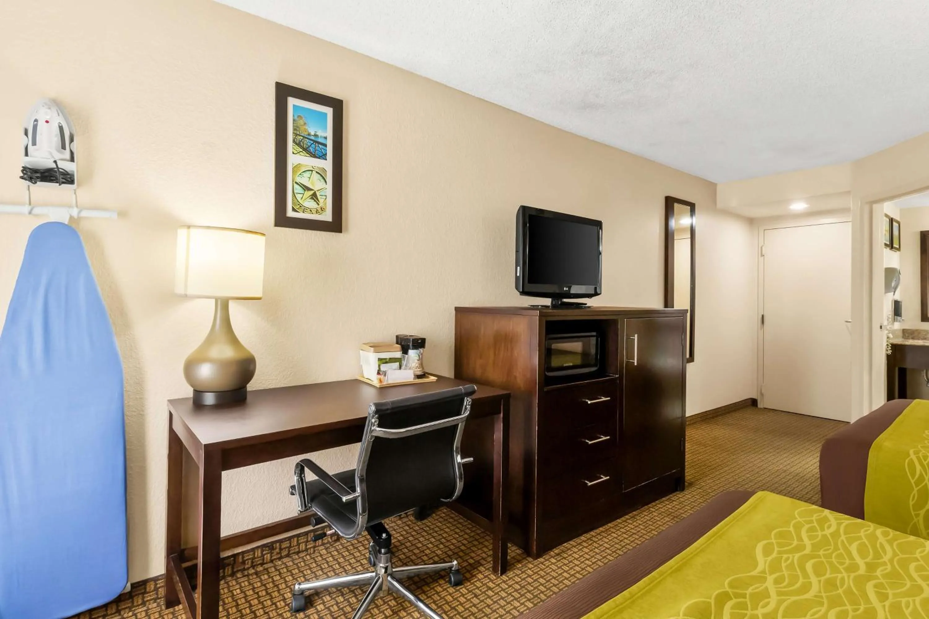 Bedroom, Bed in Sonesta Essential NW Houston