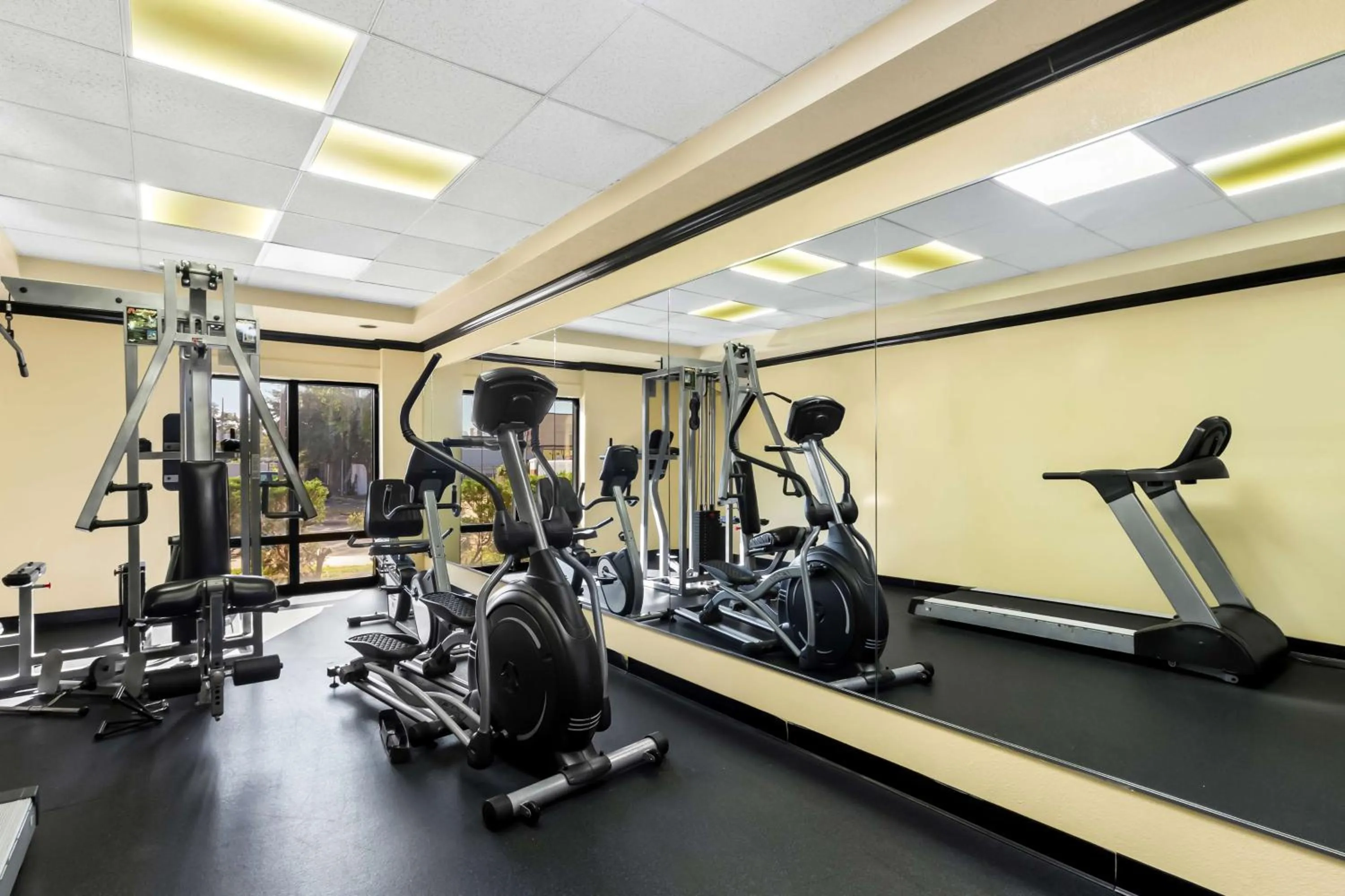 Fitness centre/facilities in Sonesta Essential NW Houston