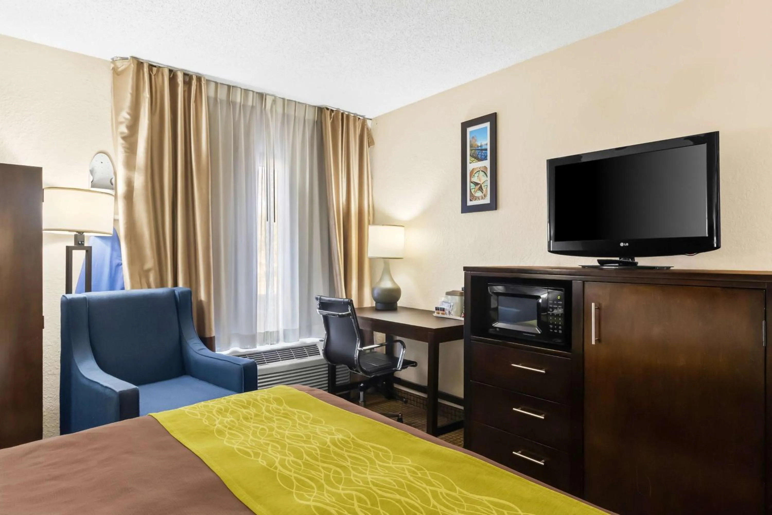 Bedroom, Bed in Sonesta Essential NW Houston