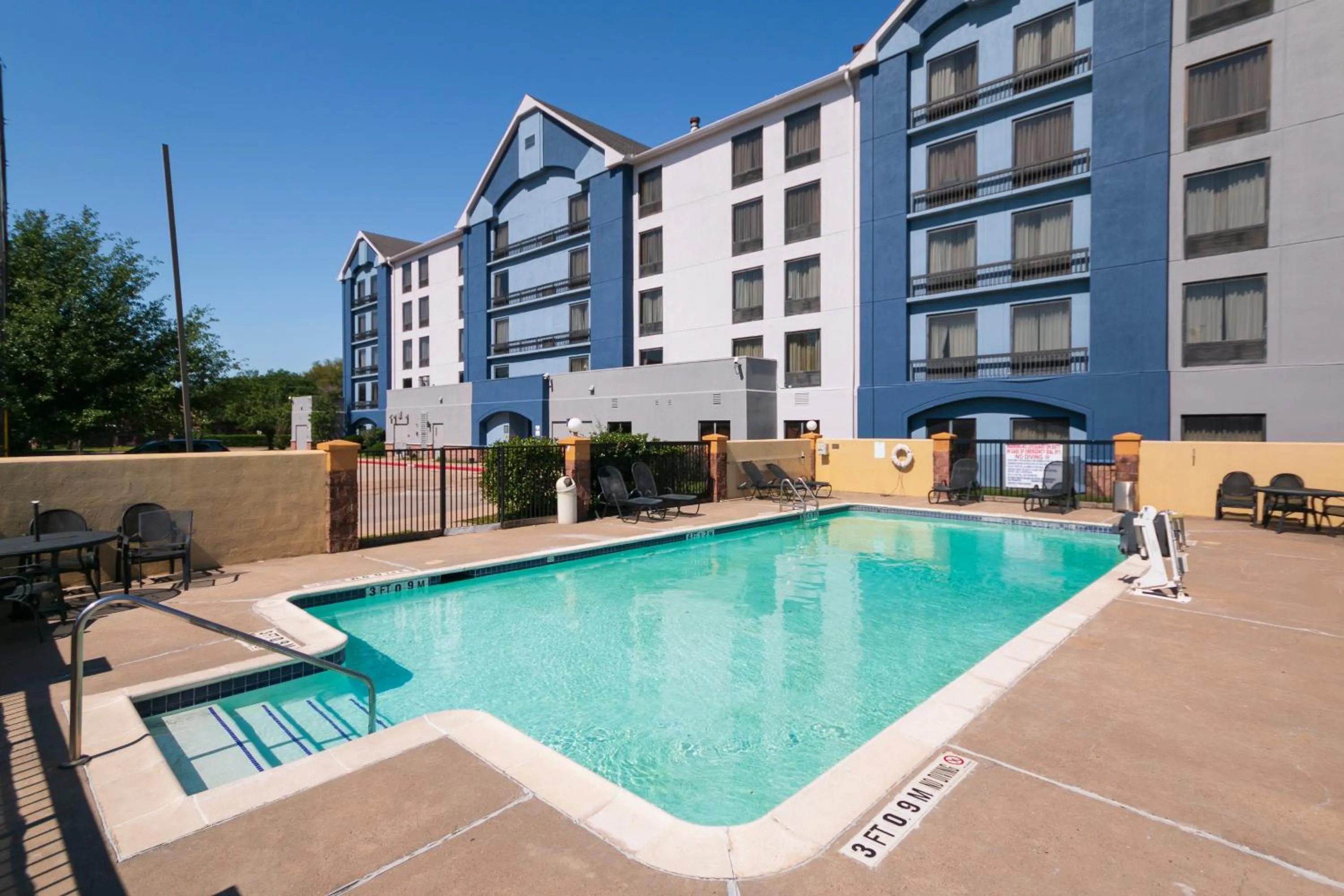 Swimming pool in Sonesta Essential NW Houston