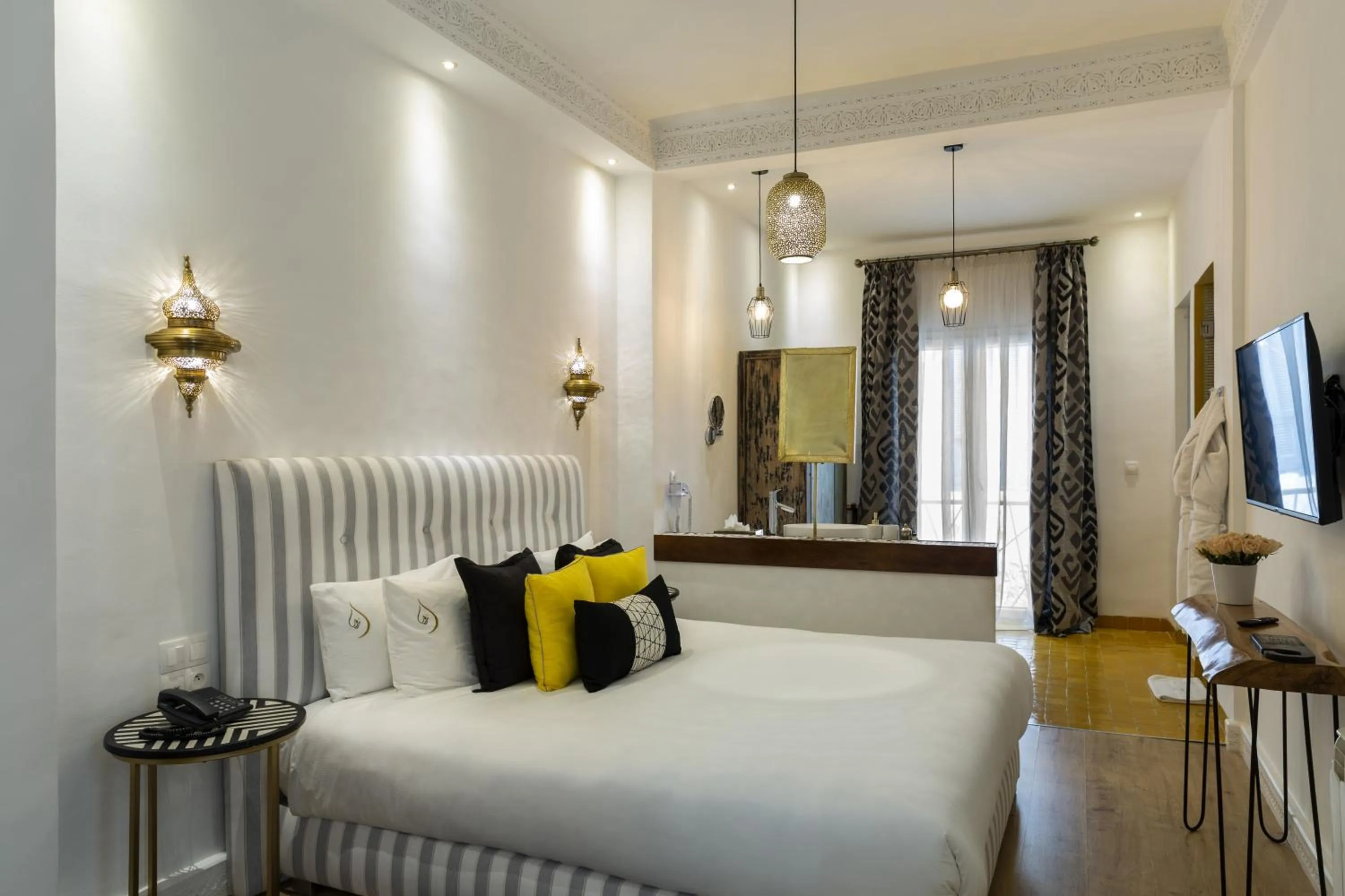 Bed in Suite Azur Hotel