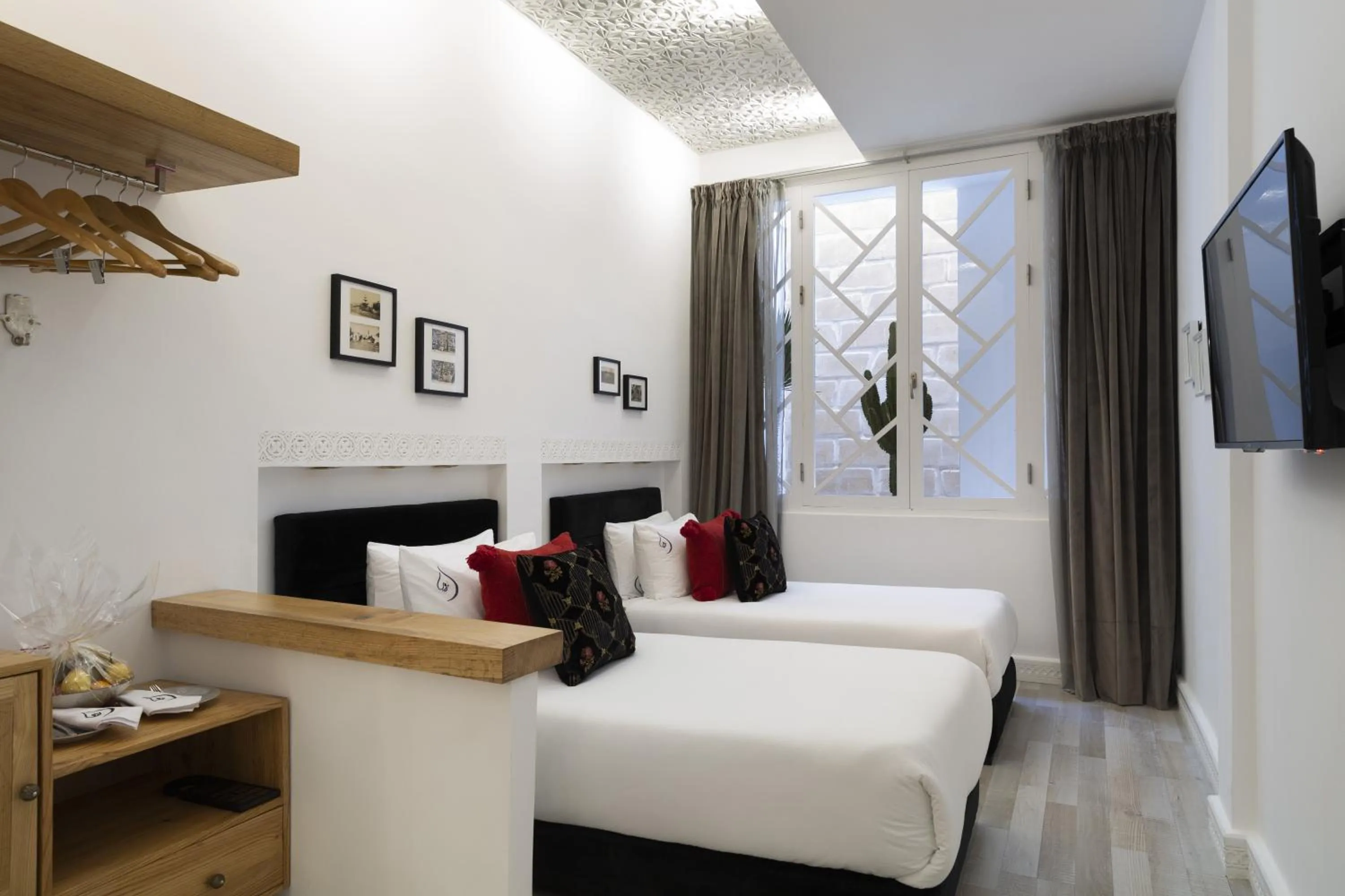 Photo of the whole room, Bed in Suite Azur Hotel