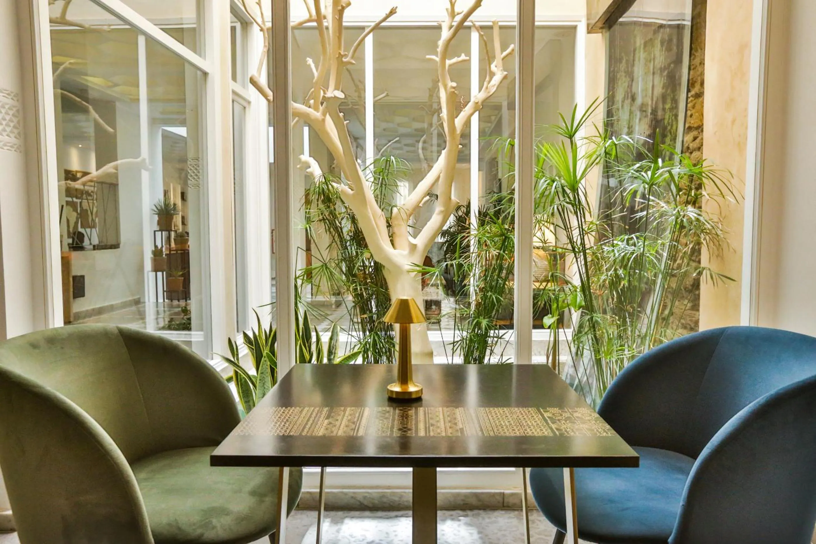 Restaurant/places to eat in Suite Azur Hotel