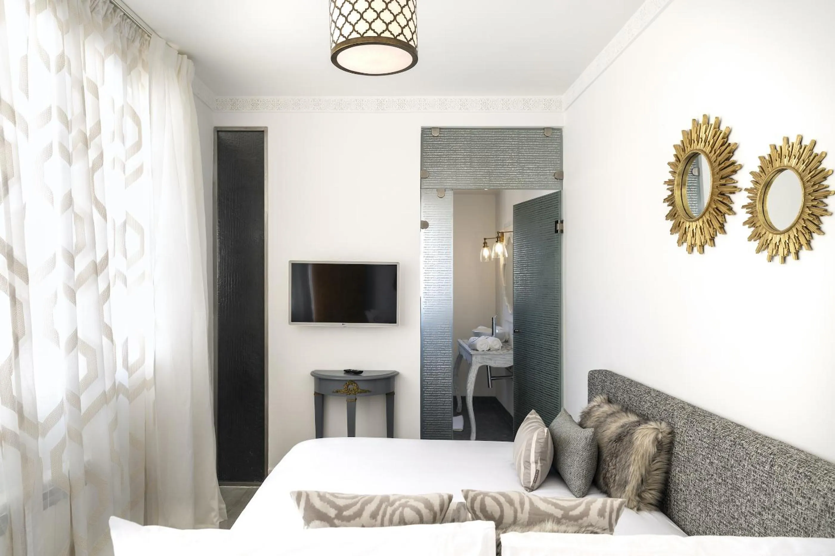 Photo of the whole room, Bed in Suite Azur Hotel