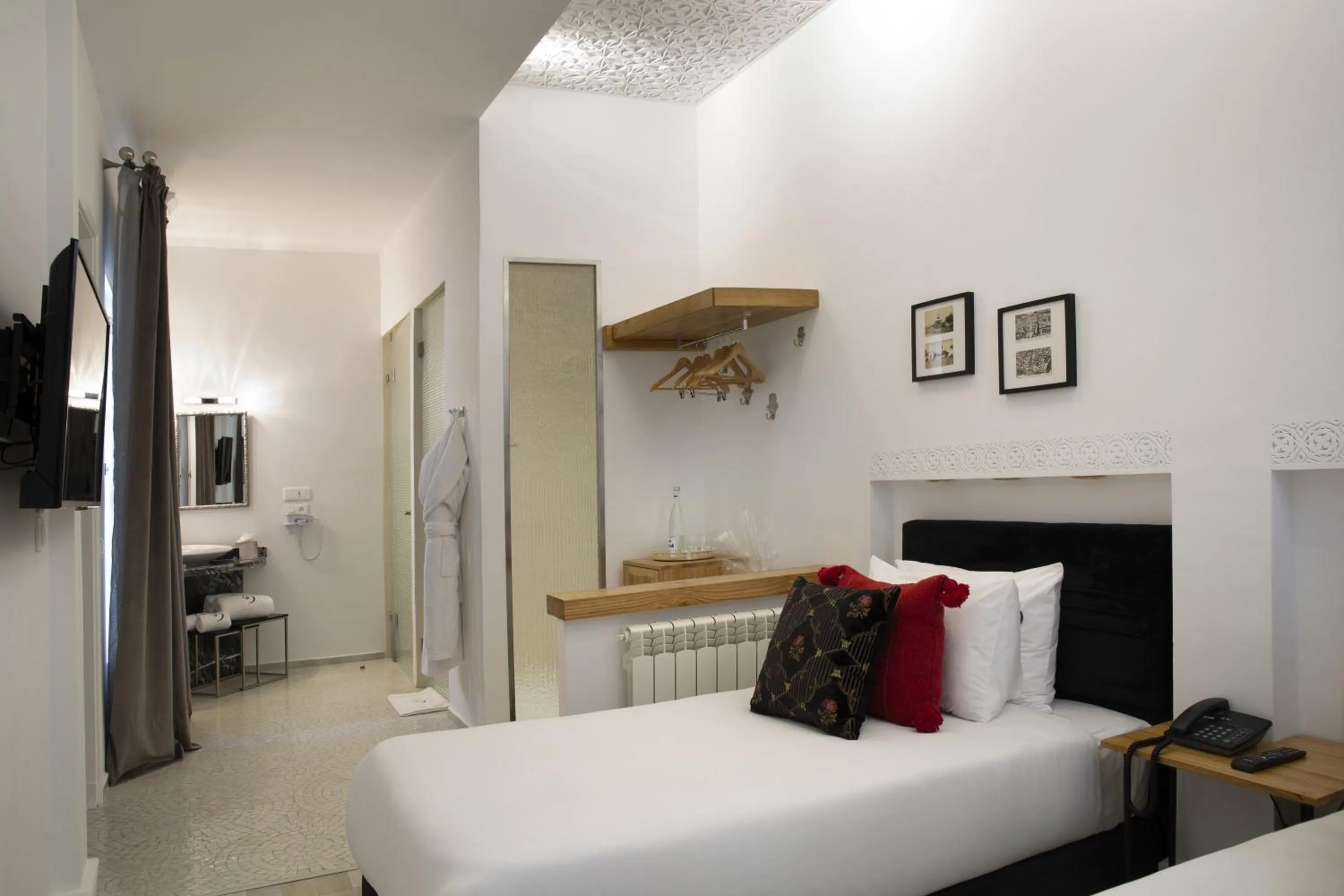 Photo of the whole room, Bed in Suite Azur Hotel