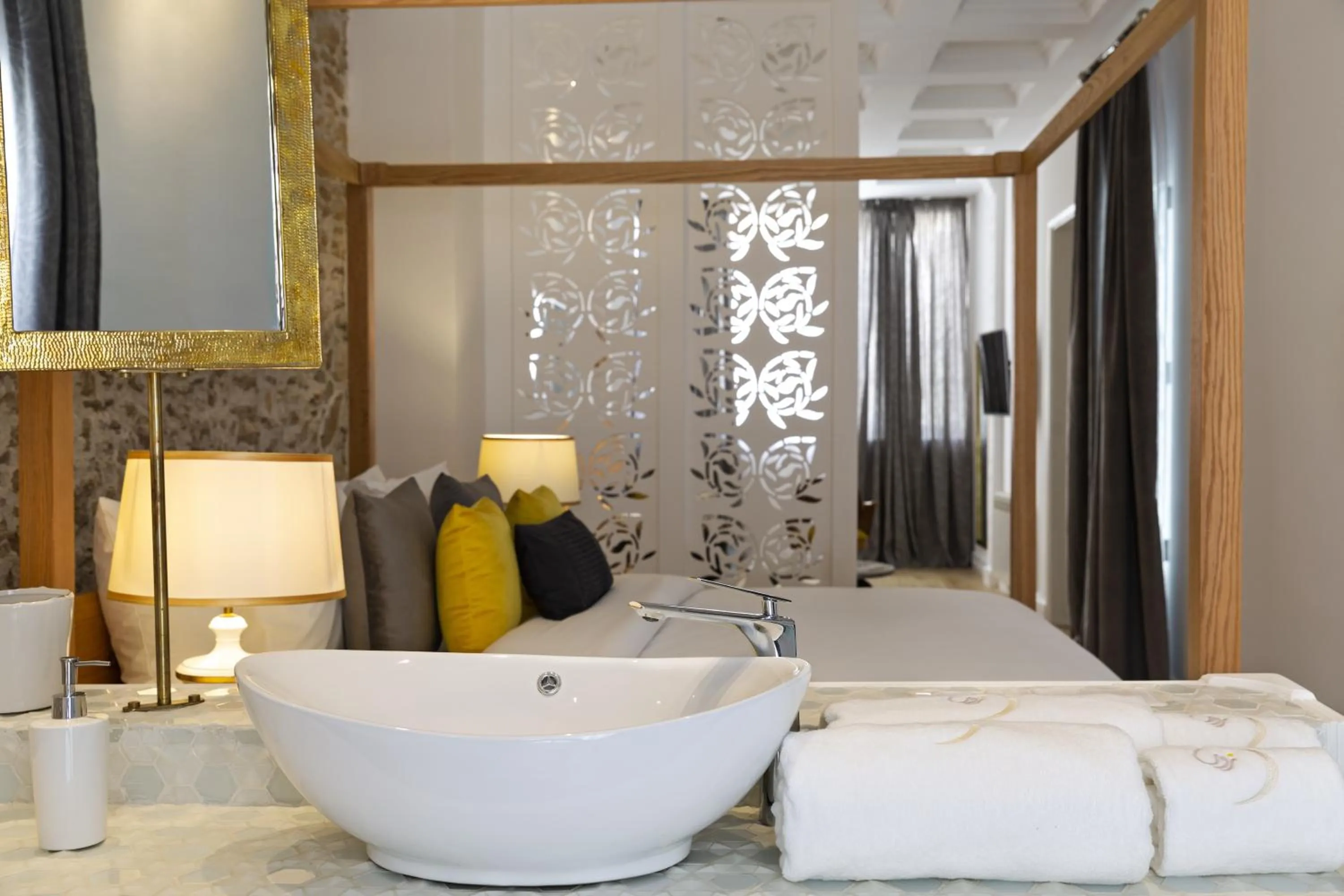 Bathroom, Bed in Suite Azur Hotel