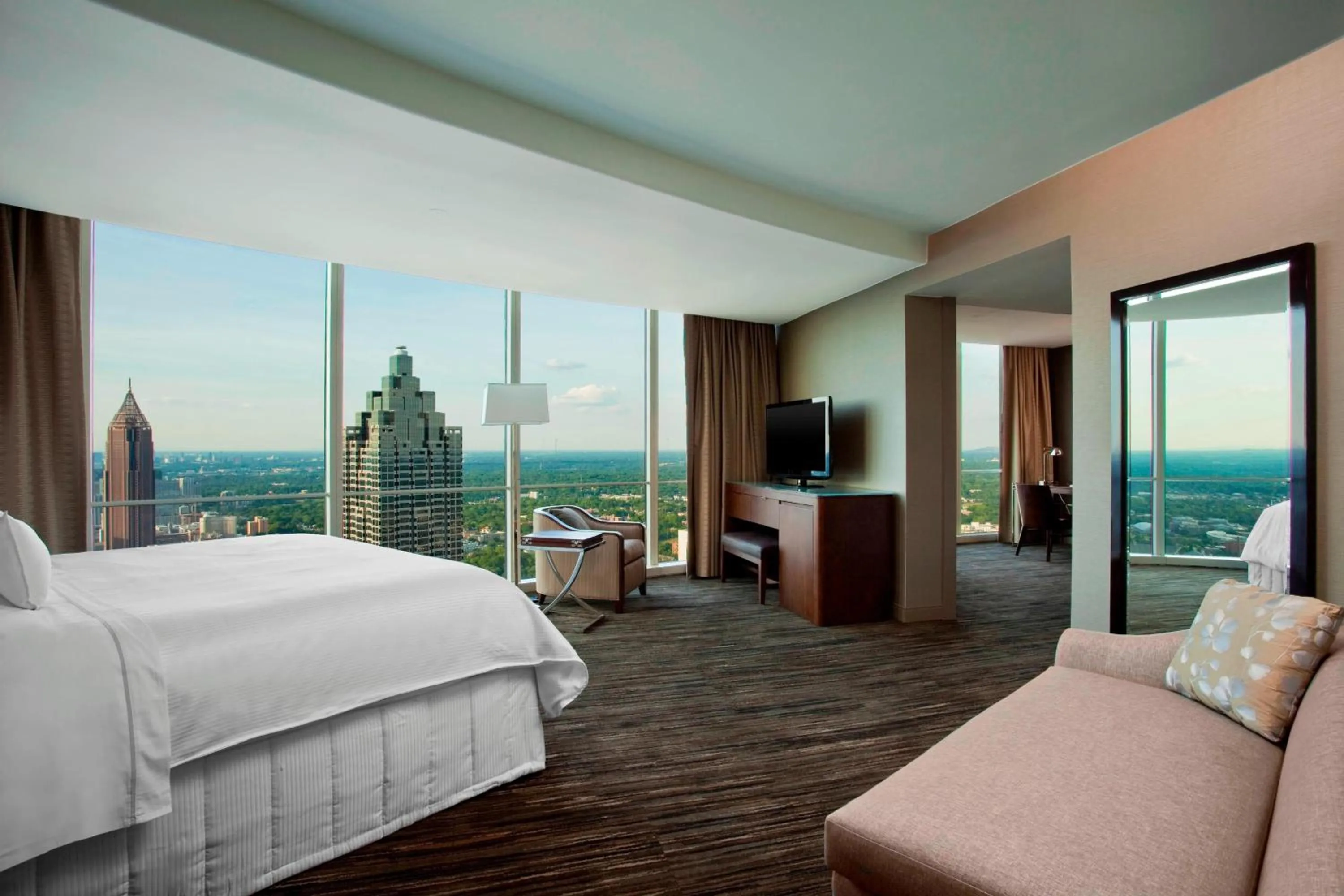 Bedroom, Bed in The Westin Peachtree Plaza, Atlanta