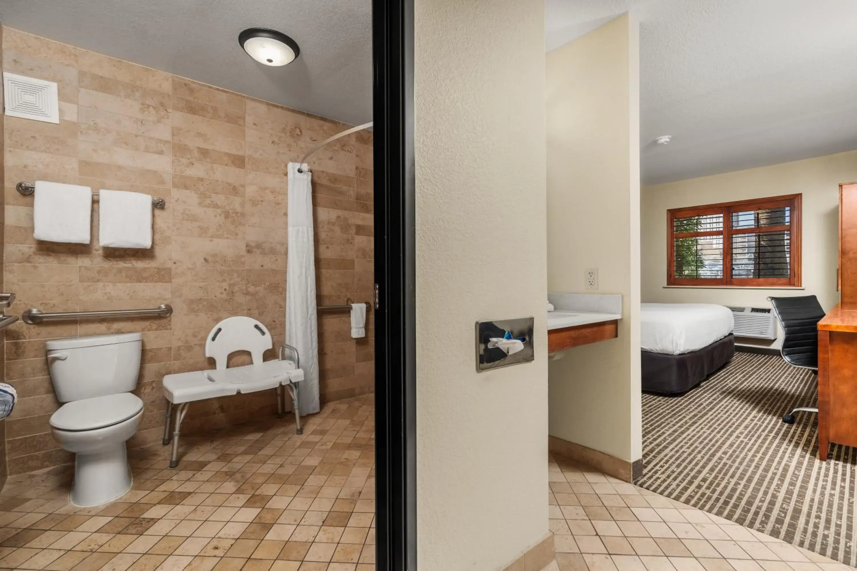 King Room - Disability Access/Non-Smoking in Ellis Island Hotel Casino & Brewery King Room - Disability Access/Non-Smoking in Ellis Island Hotel Casino & Brewery